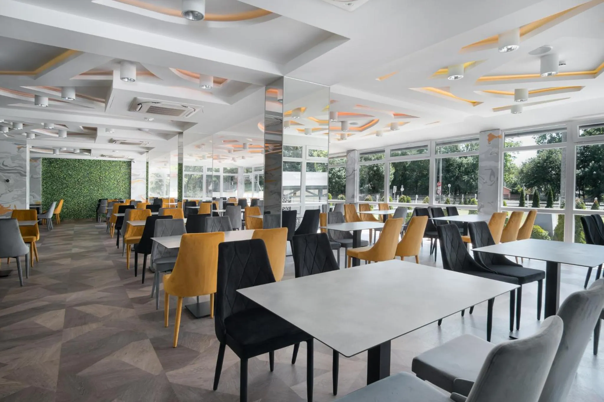 Restaurant/places to eat in Thermal Hotel Garden