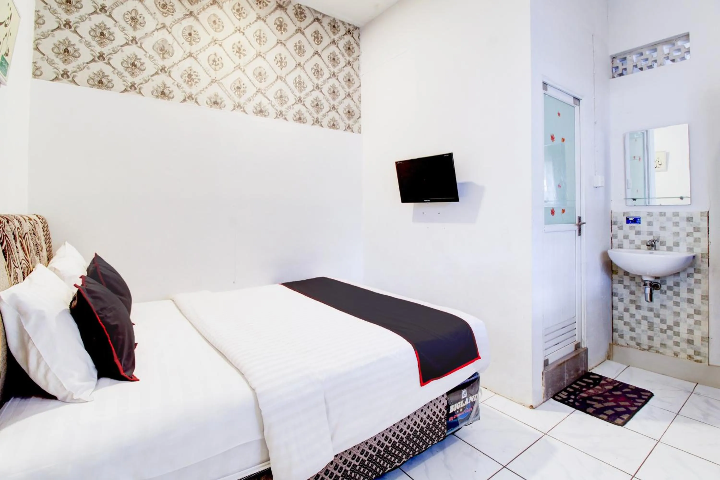 Bedroom, Bed in Hotel O Jalan Jenderal Sudirman Near Imam Bonjol Square