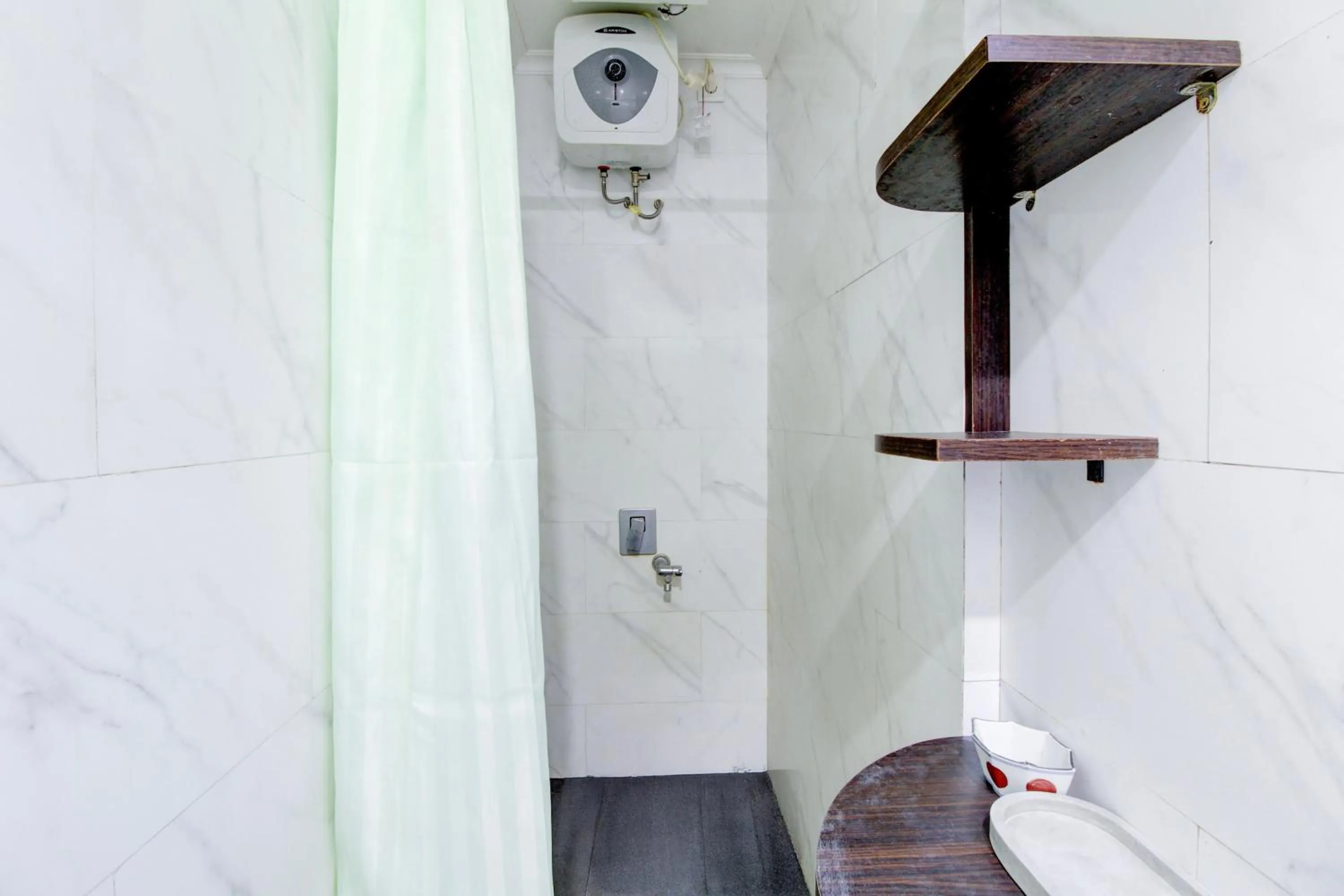 Bathroom in Hotel O Jalan Jenderal Sudirman Near Imam Bonjol Square