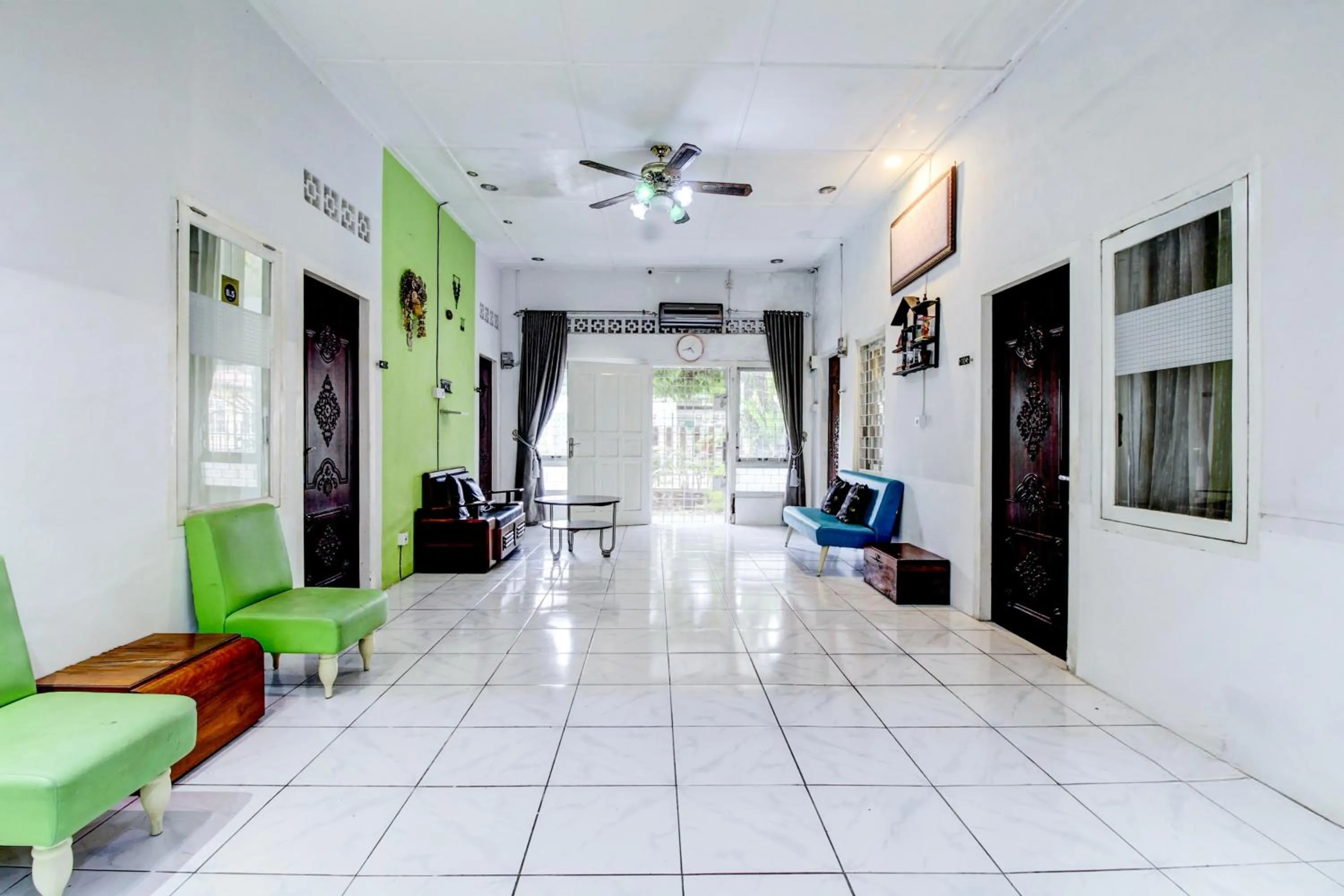 Seating area in Hotel O Jalan Jenderal Sudirman Near Imam Bonjol Square