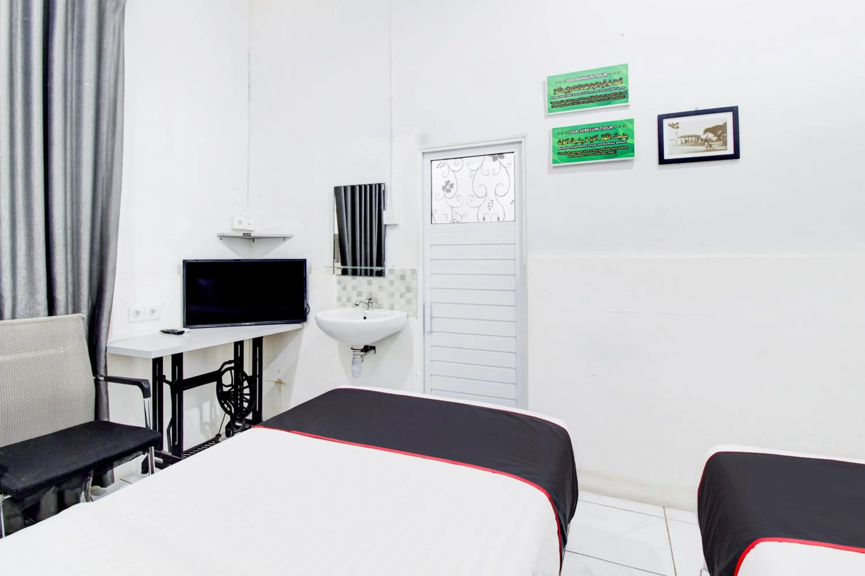 Bedroom, Bed in Hotel O Jalan Jenderal Sudirman Near Imam Bonjol Square