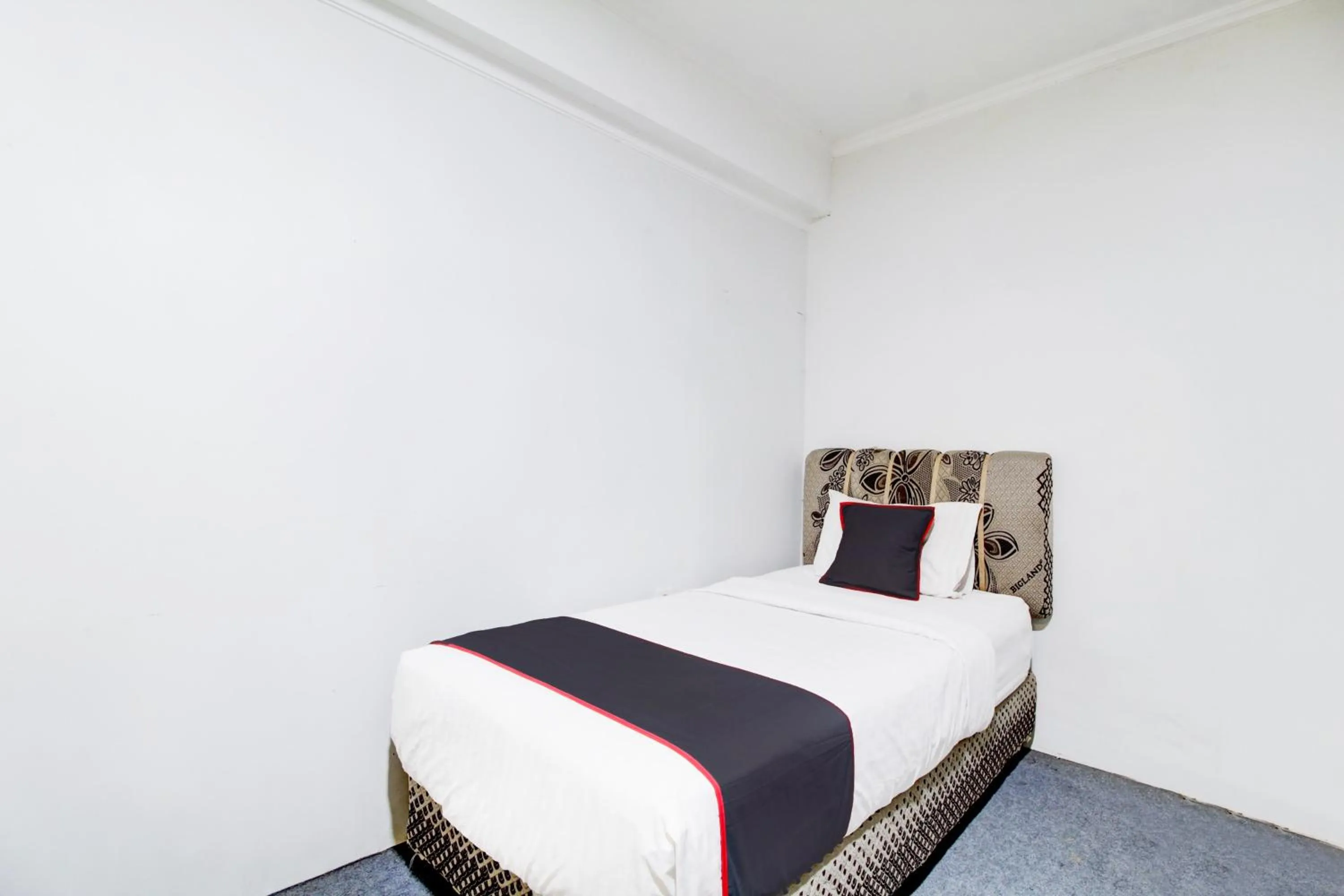 Bedroom, Bed in Hotel O Jalan Jenderal Sudirman Near Imam Bonjol Square