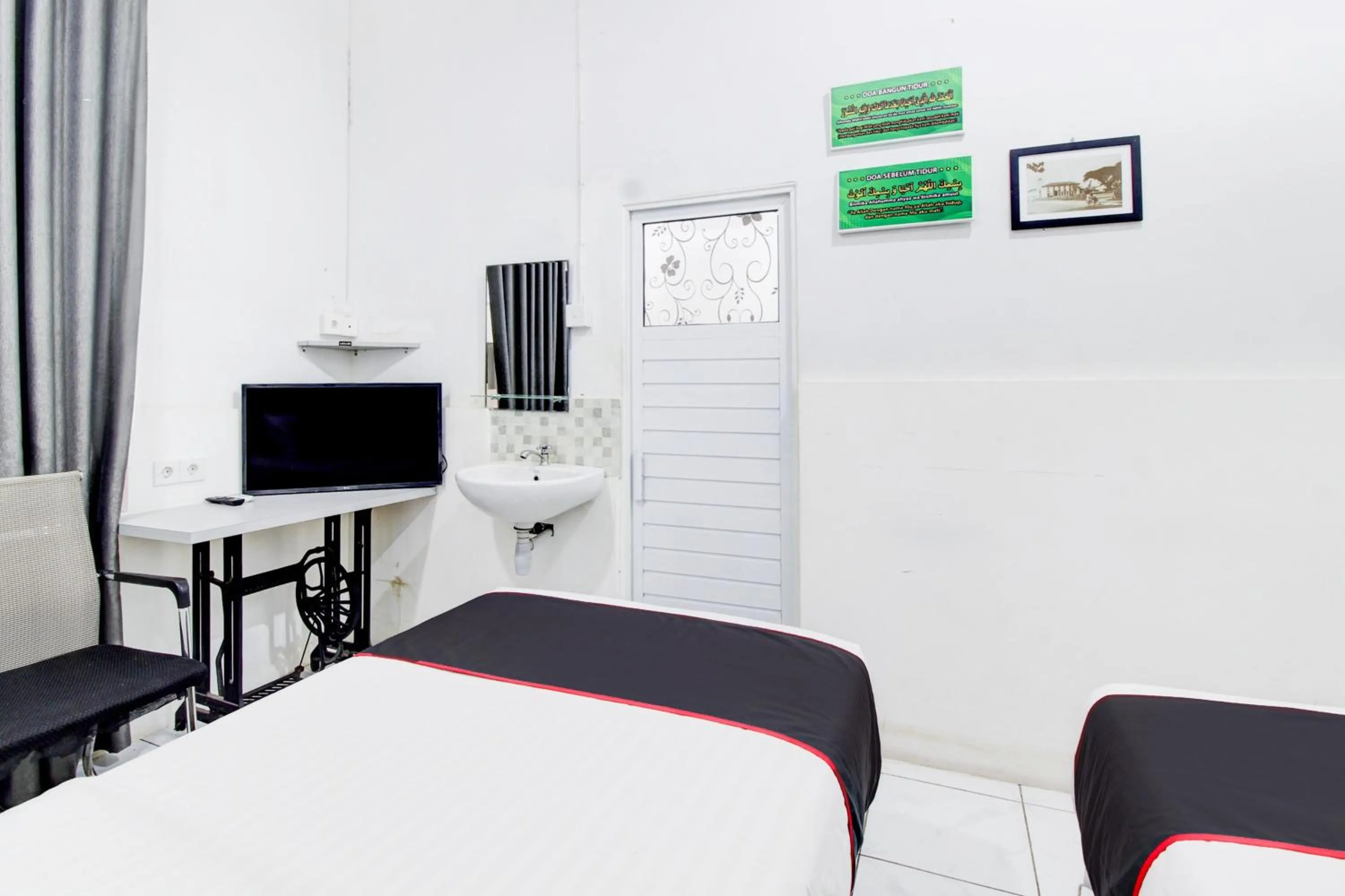 Bedroom, Bed in Hotel O Jalan Jenderal Sudirman Near Imam Bonjol Square