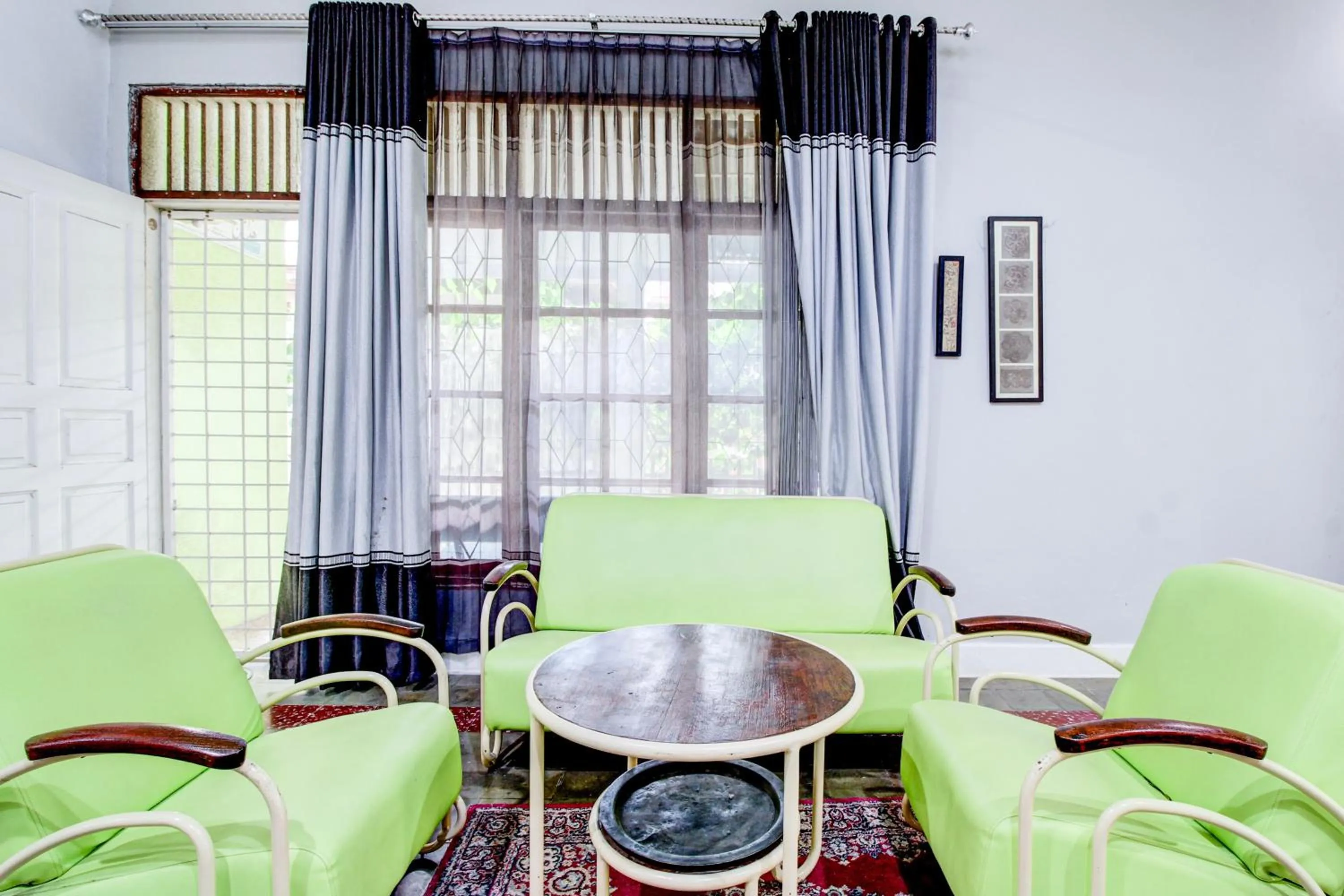 Seating area in Hotel O Jalan Jenderal Sudirman Near Imam Bonjol Square