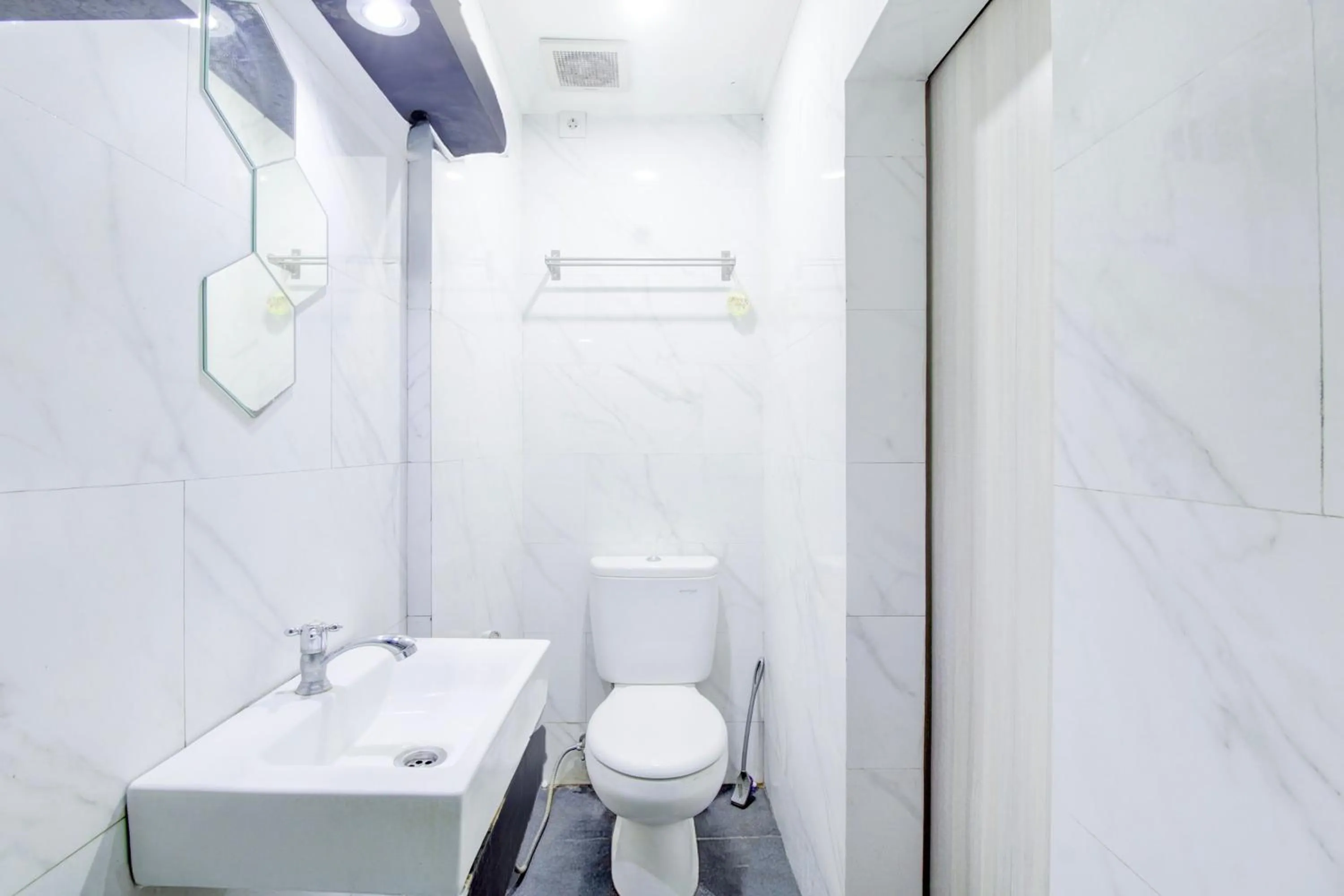 Bathroom in Hotel O Jalan Jenderal Sudirman Near Imam Bonjol Square