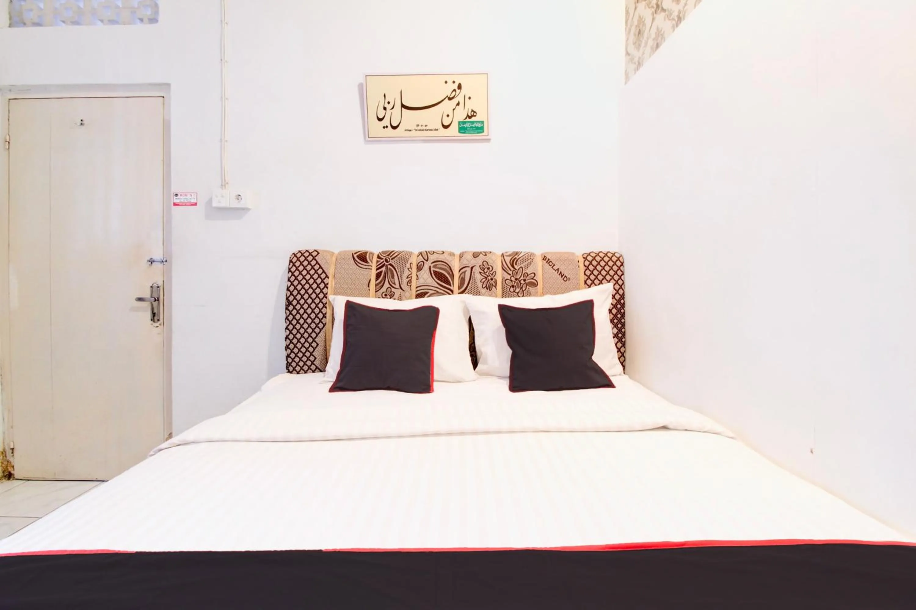 Bedroom, Bed in Hotel O Jalan Jenderal Sudirman Near Imam Bonjol Square