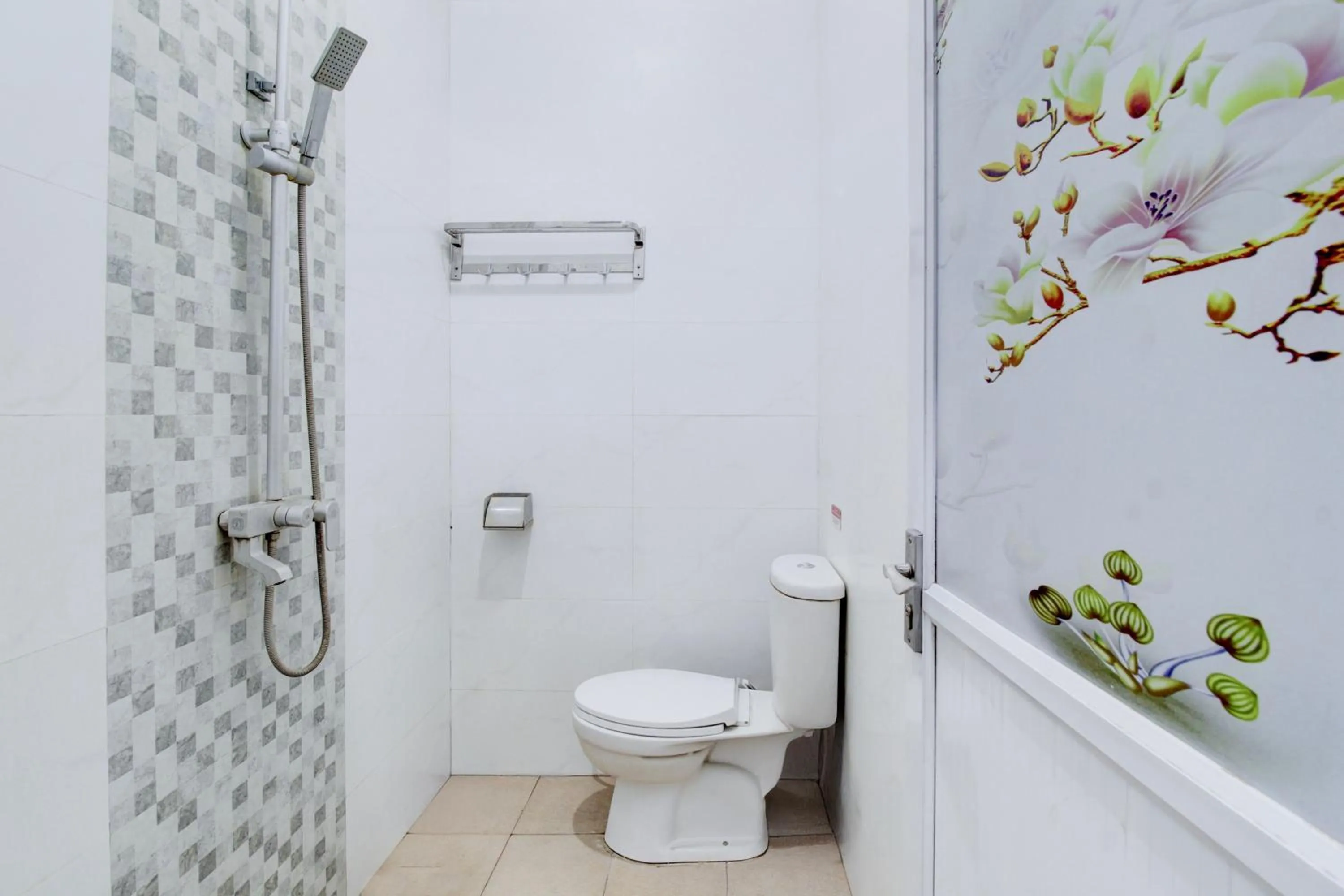 Bathroom in Hotel O Jalan Jenderal Sudirman Near Imam Bonjol Square