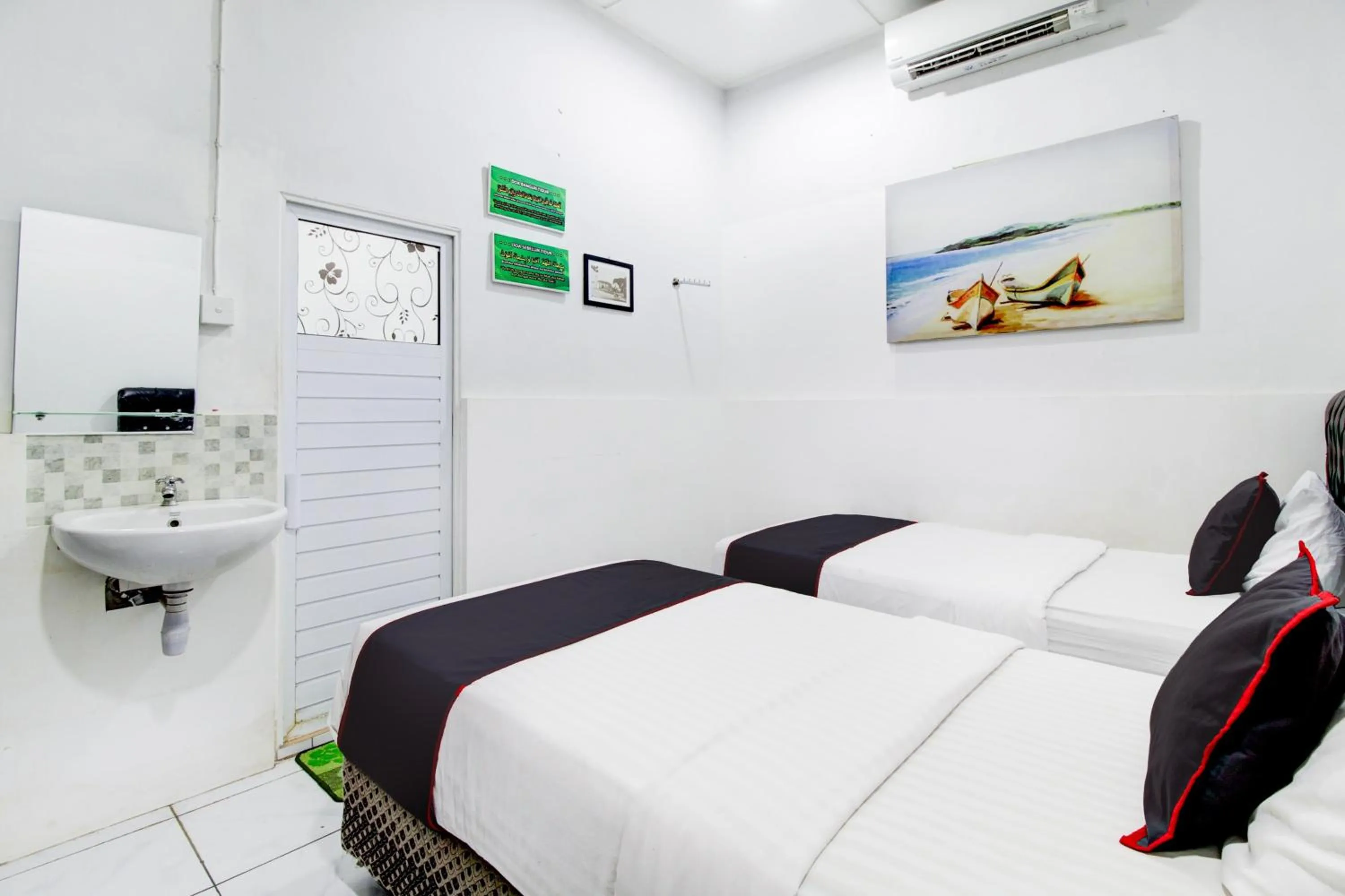 Bedroom, Bed in Hotel O Jalan Jenderal Sudirman Near Imam Bonjol Square