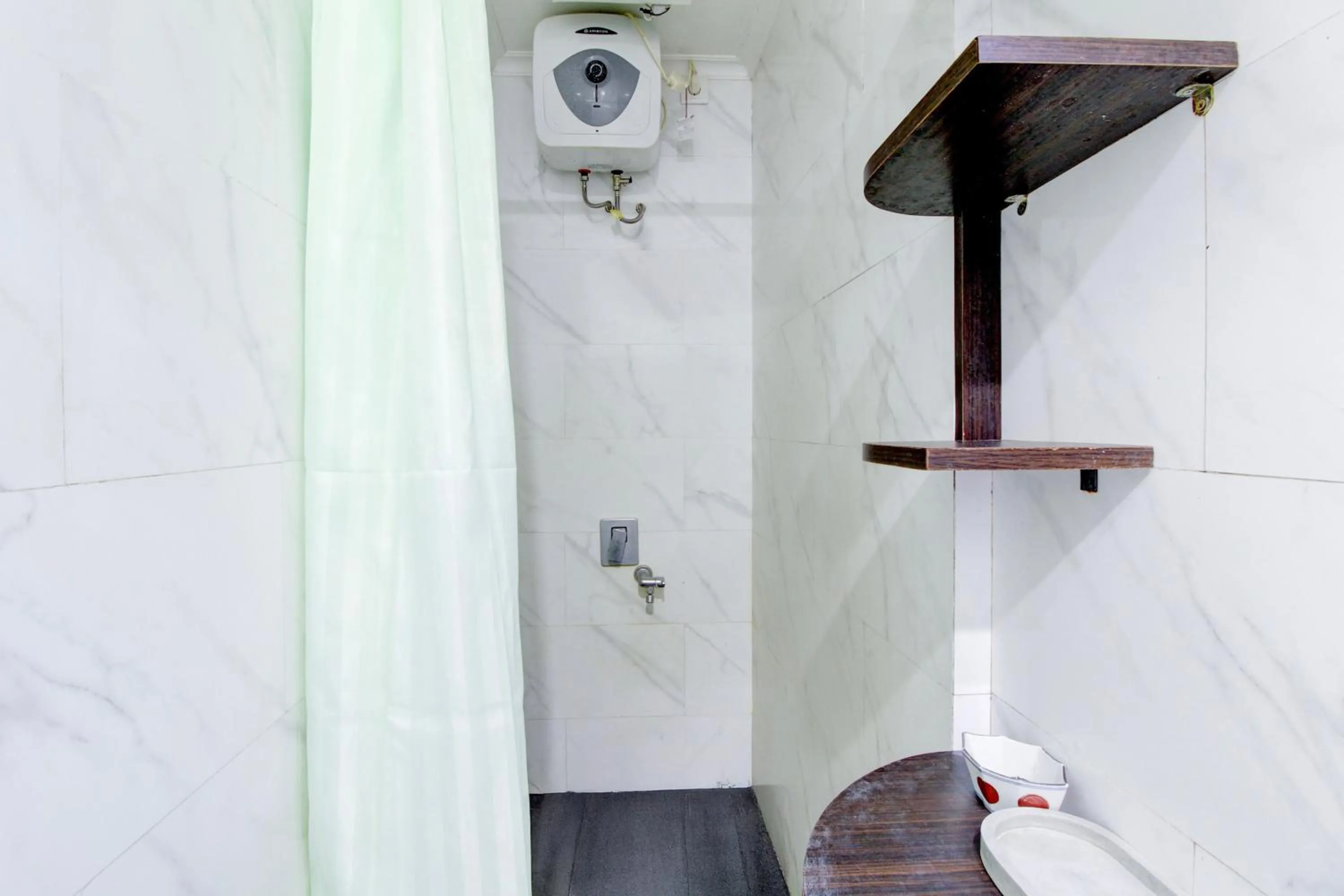 Bathroom in Hotel O Jalan Jenderal Sudirman Near Imam Bonjol Square
