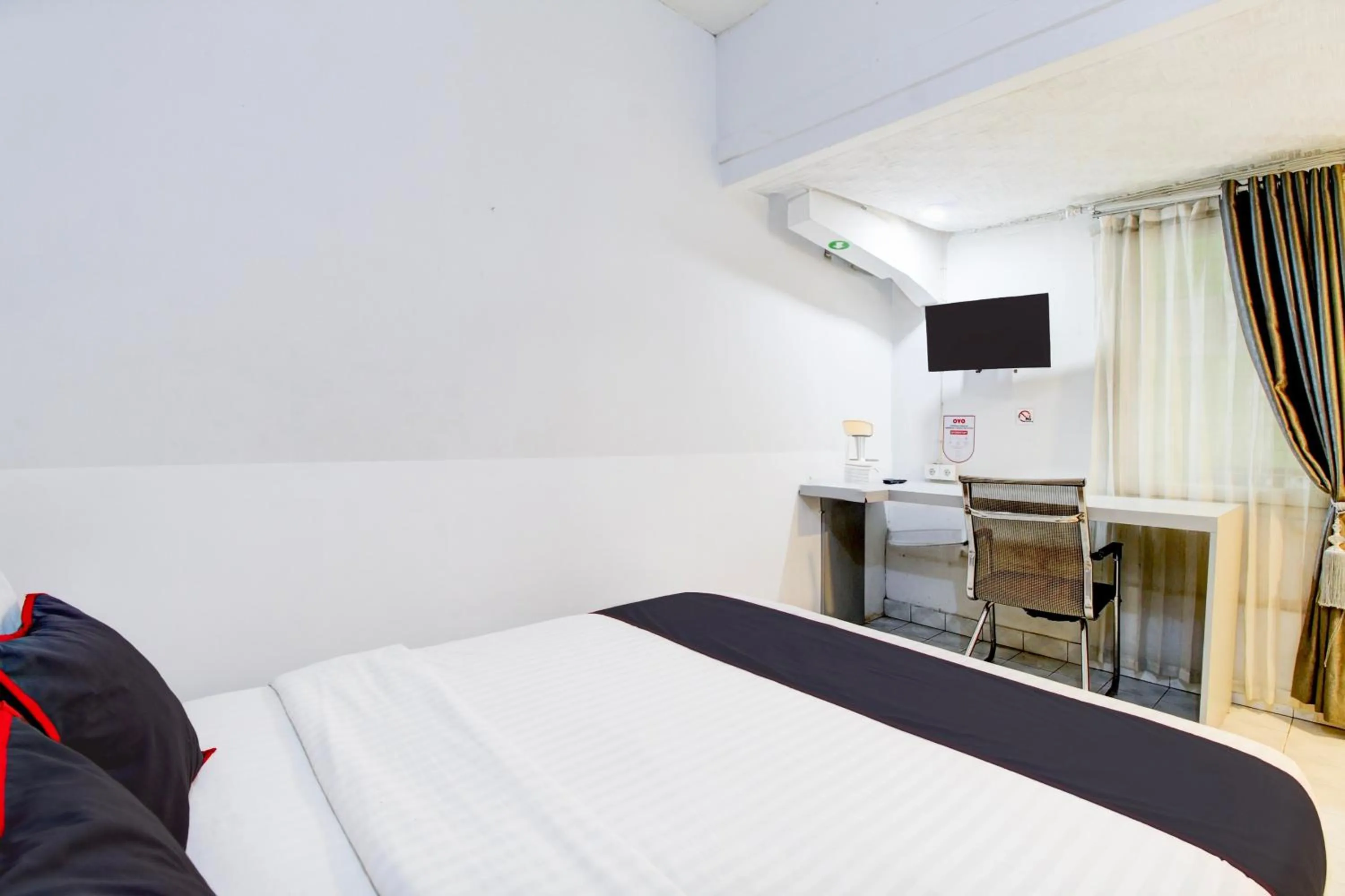 Bedroom, Bed in Hotel O Jalan Jenderal Sudirman Near Imam Bonjol Square