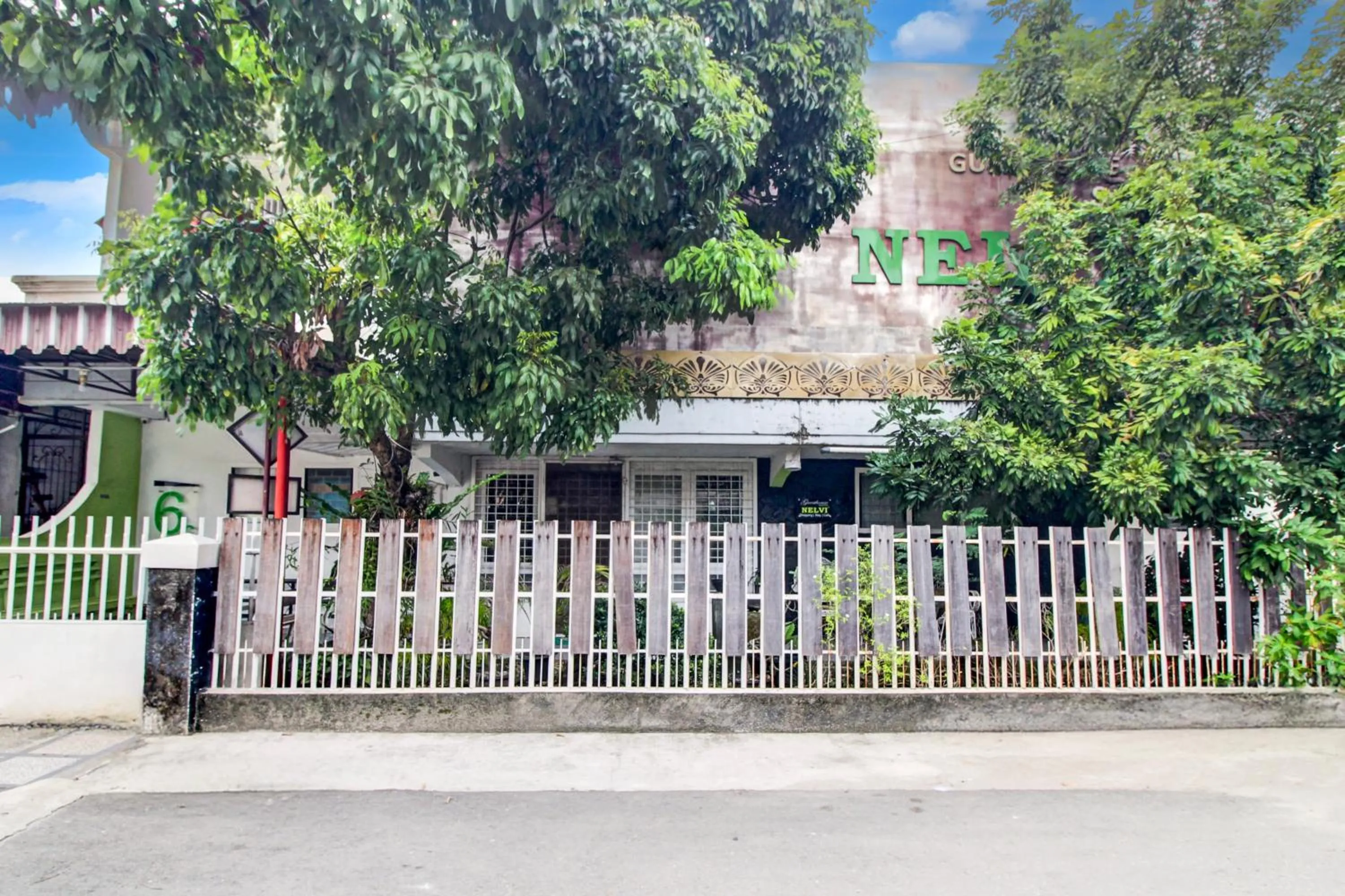 Facade/entrance in Hotel O Jalan Jenderal Sudirman Near Imam Bonjol Square