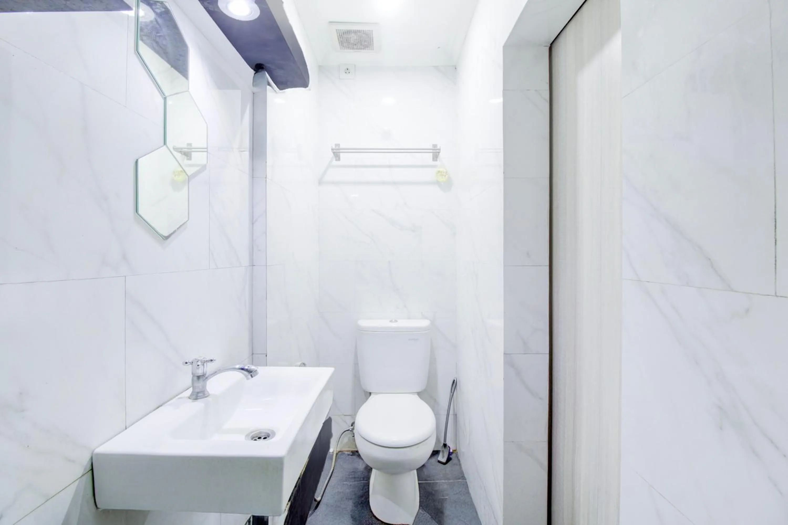 Bathroom in Hotel O Jalan Jenderal Sudirman Near Imam Bonjol Square