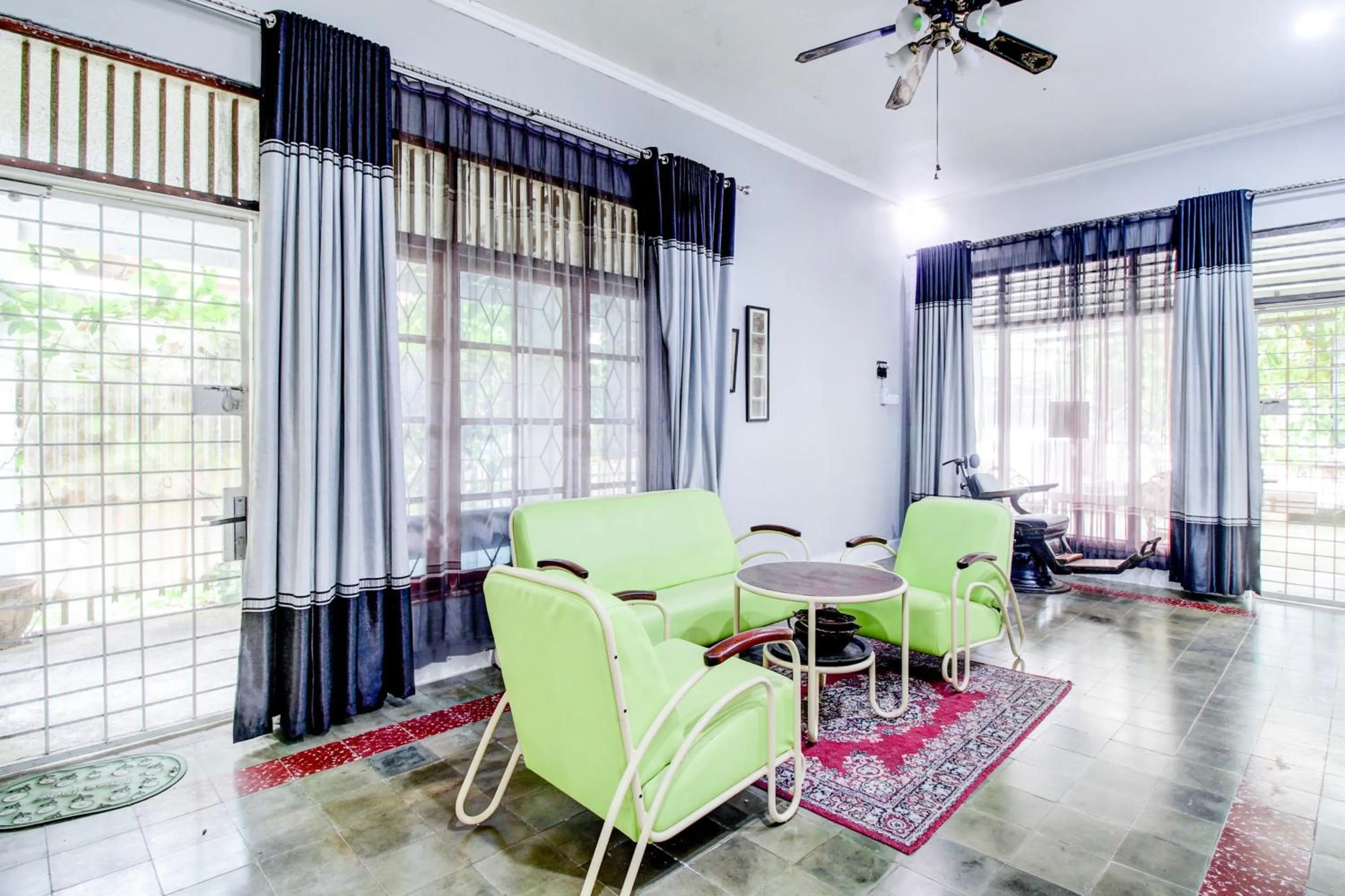 Seating area in Hotel O Jalan Jenderal Sudirman Near Imam Bonjol Square