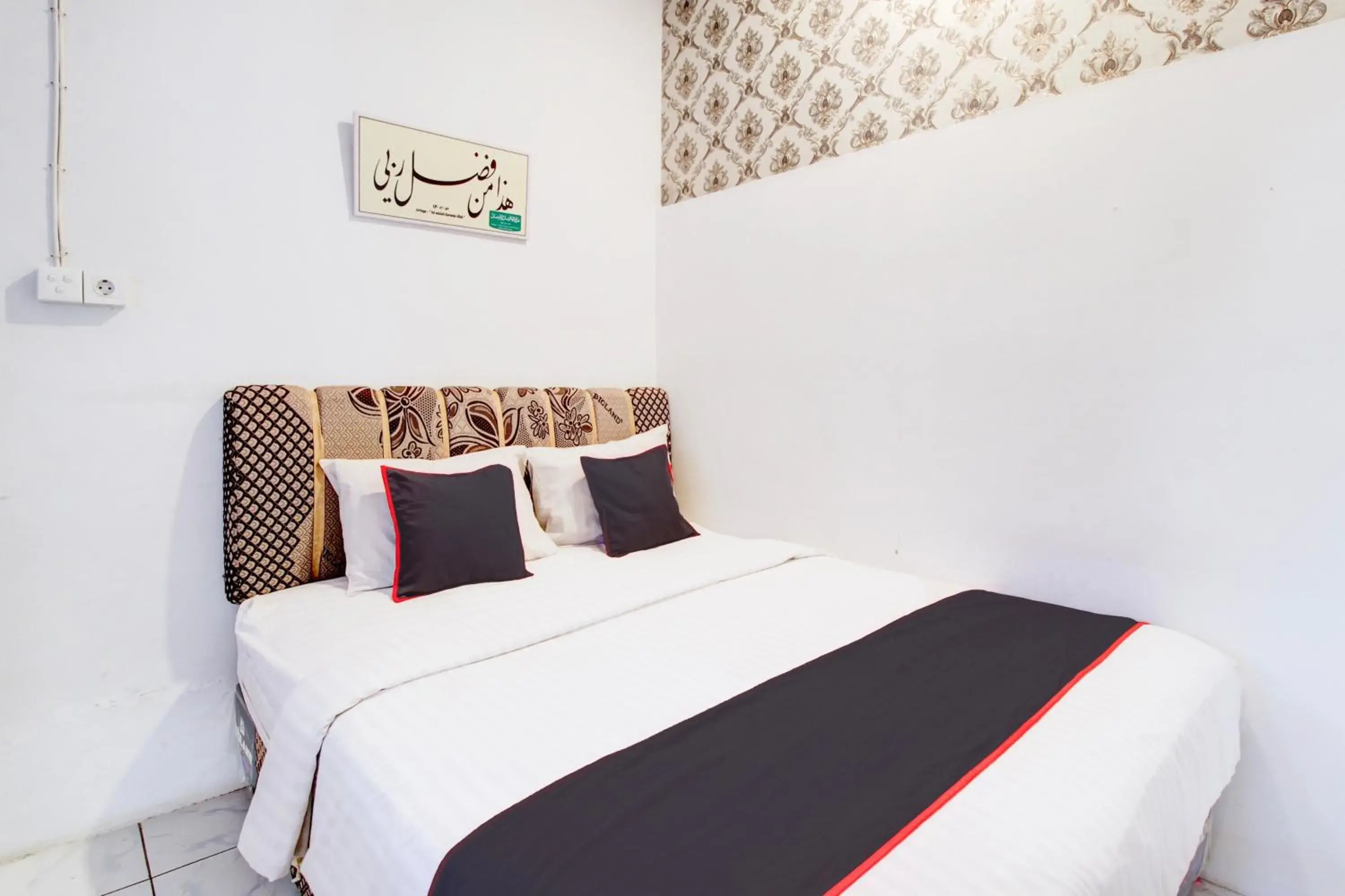 Deluxe Double Room in Hotel O Jalan Jenderal Sudirman Near Imam Bonjol Square Deluxe Double Room in Hotel O Jalan Jenderal Sudirman Near Imam Bonjol Square