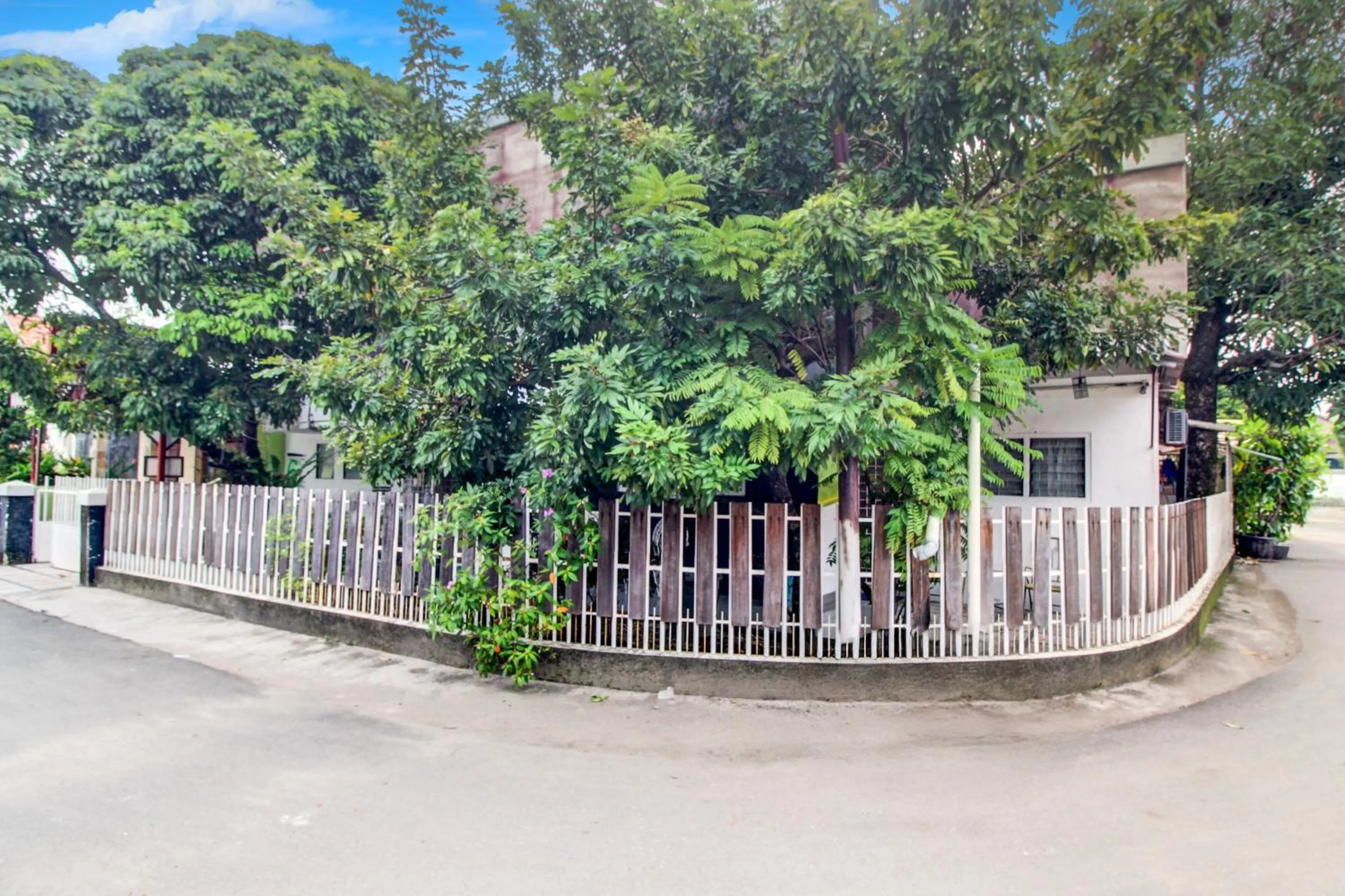 Facade/entrance in Hotel O Jalan Jenderal Sudirman Near Imam Bonjol Square
