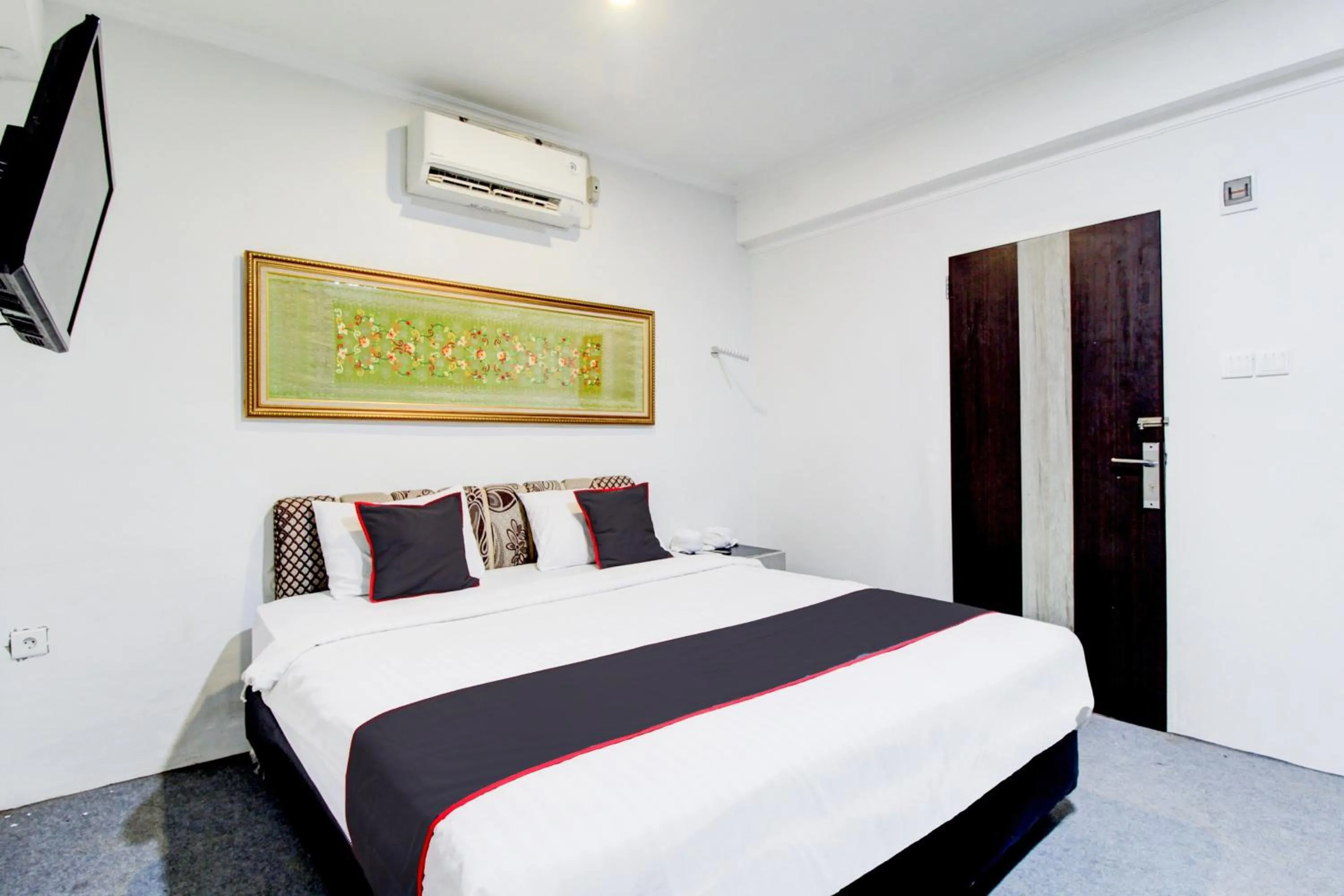 Bedroom, Bed in Hotel O Jalan Jenderal Sudirman Near Imam Bonjol Square