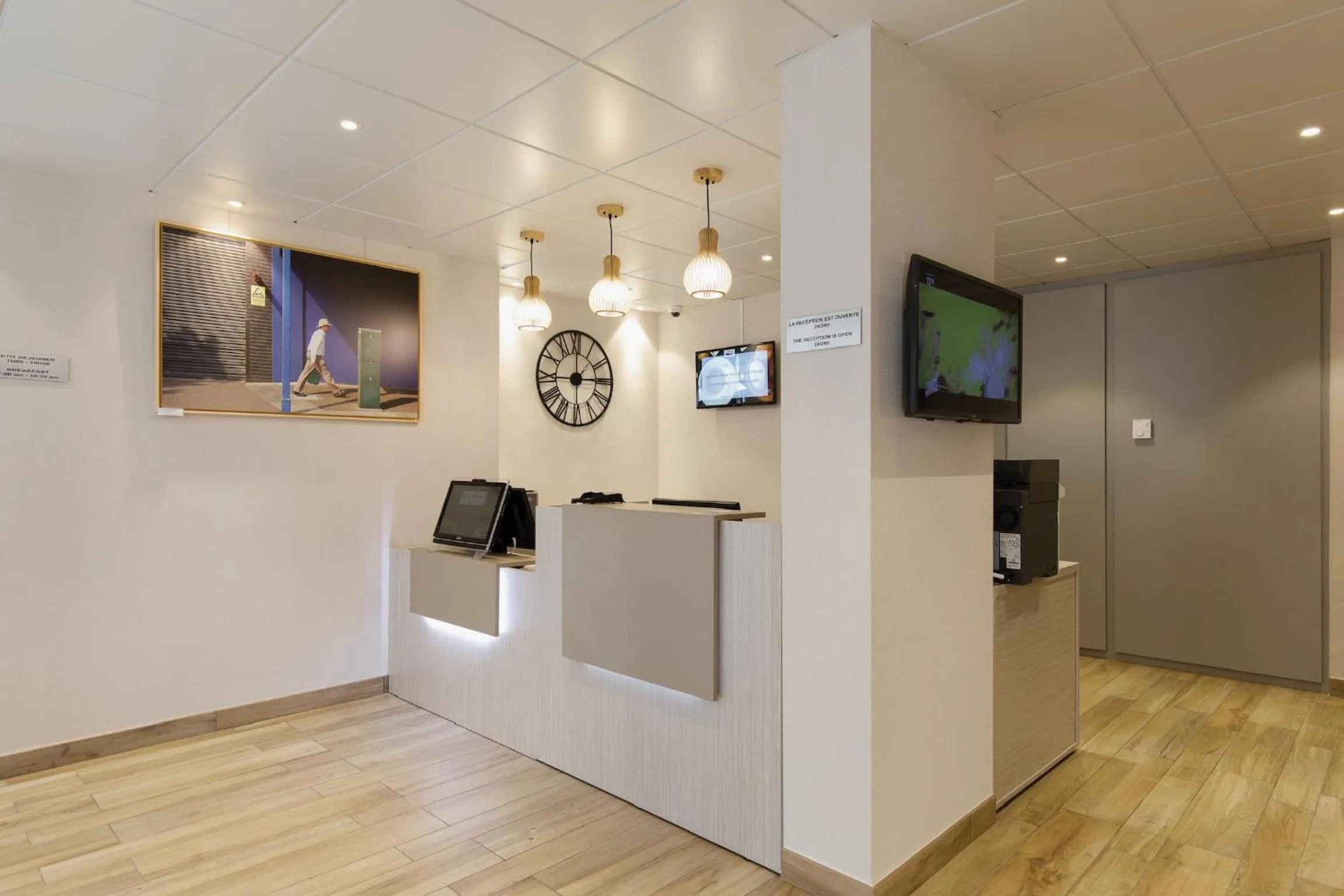 Communal lounge/ TV room in Hôtel de l'Étoile