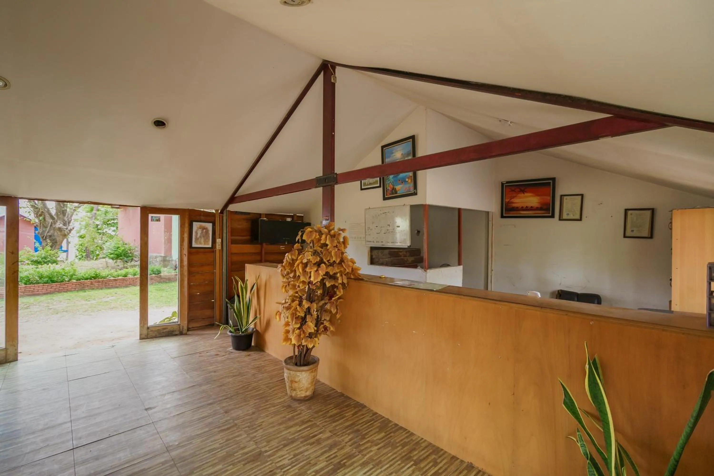 Lobby or reception in RedDoorz Syariah at Sumur Tiga Beach Sabang Aceh