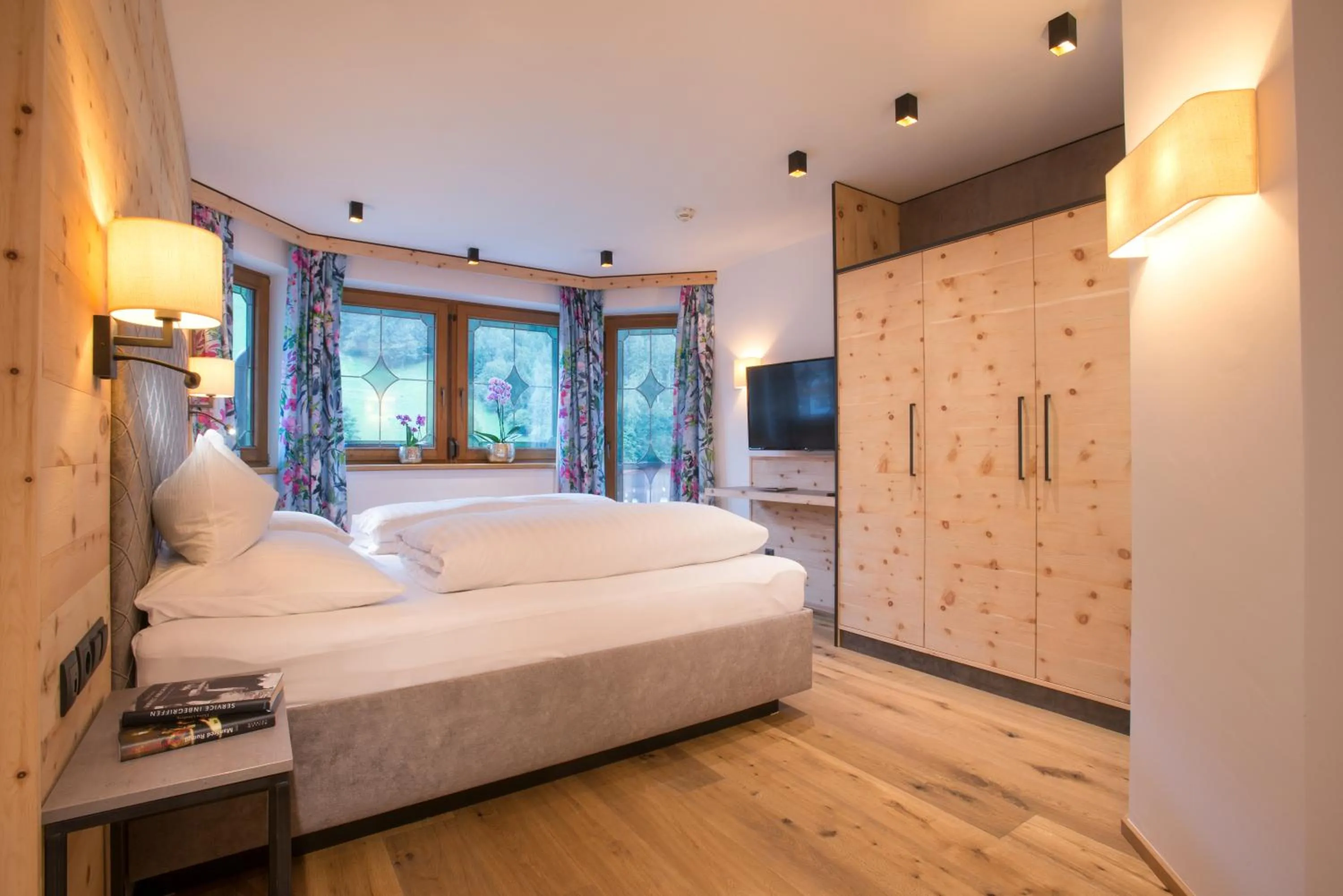 Photo of the whole room, Bed in Hotel Tipotsch