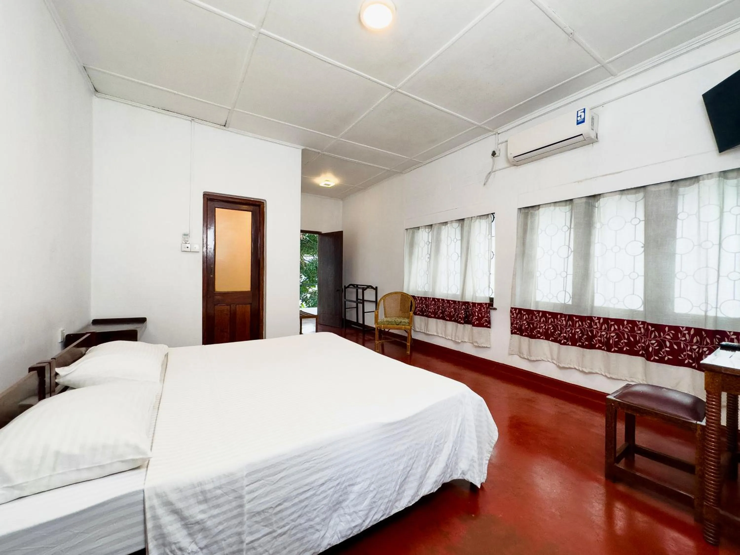 Bed in Fortuna Heritage Home