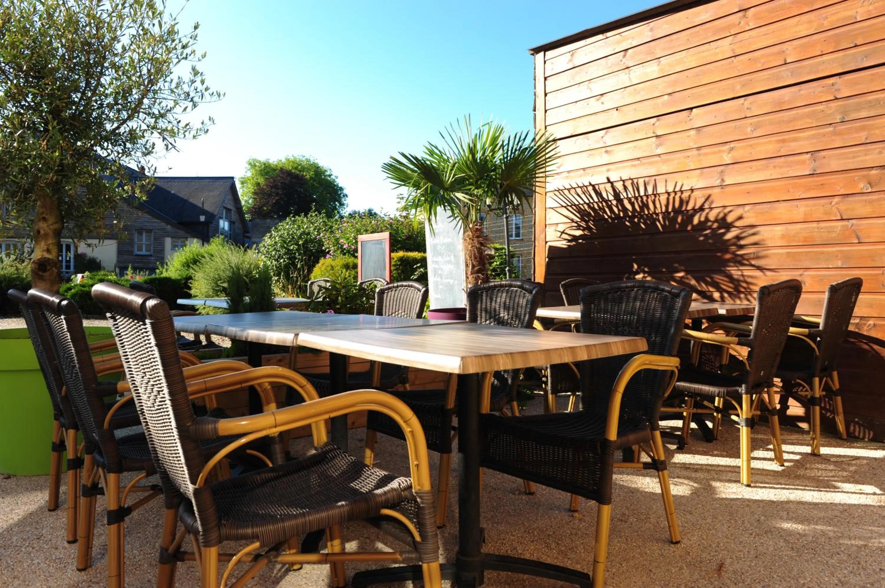 Patio in Logis Hôtel Le Val de Vence