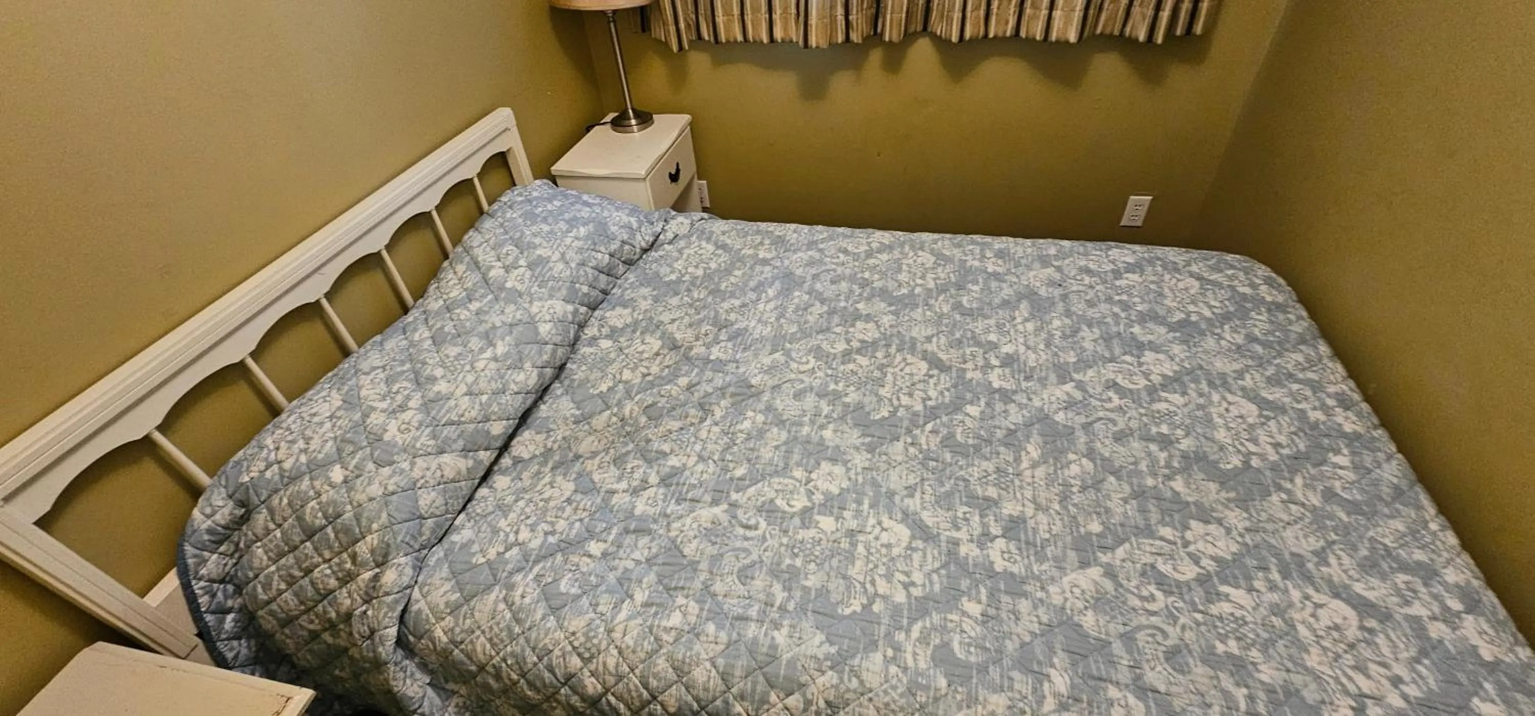 Bed in Swiss Chalets Motel