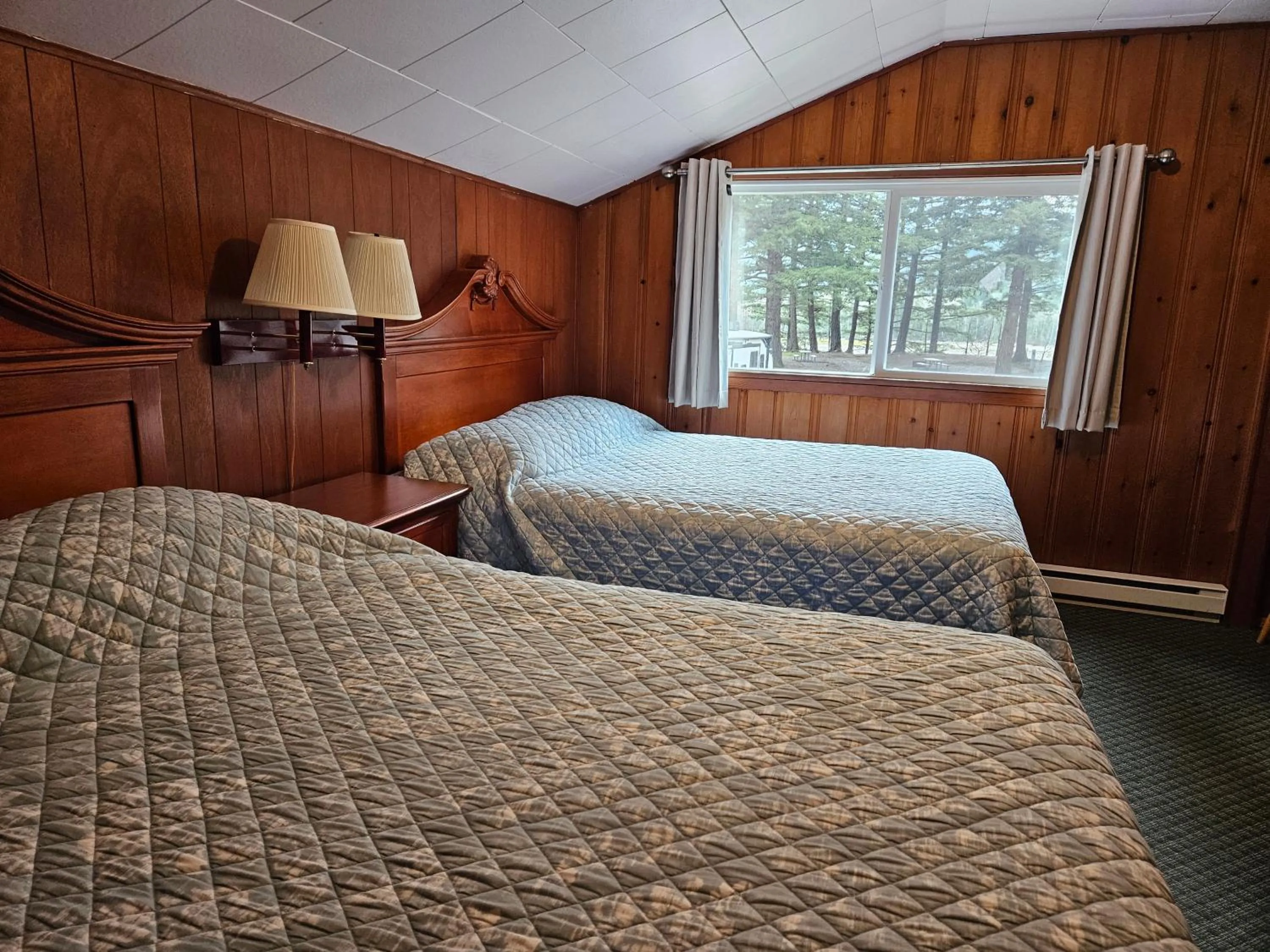 Bed in Swiss Chalets Motel