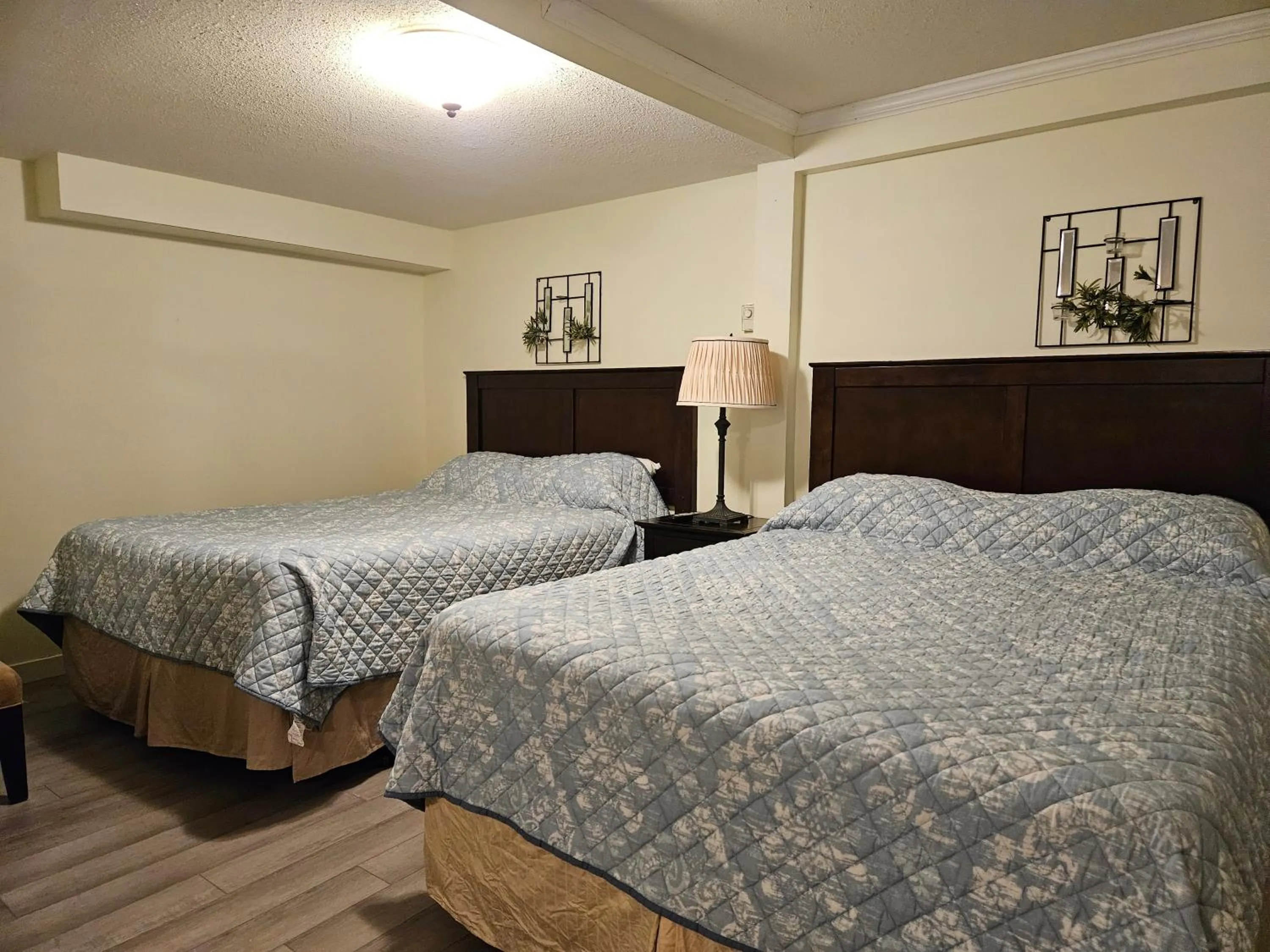 Bedroom, Bed in Swiss Chalets Motel