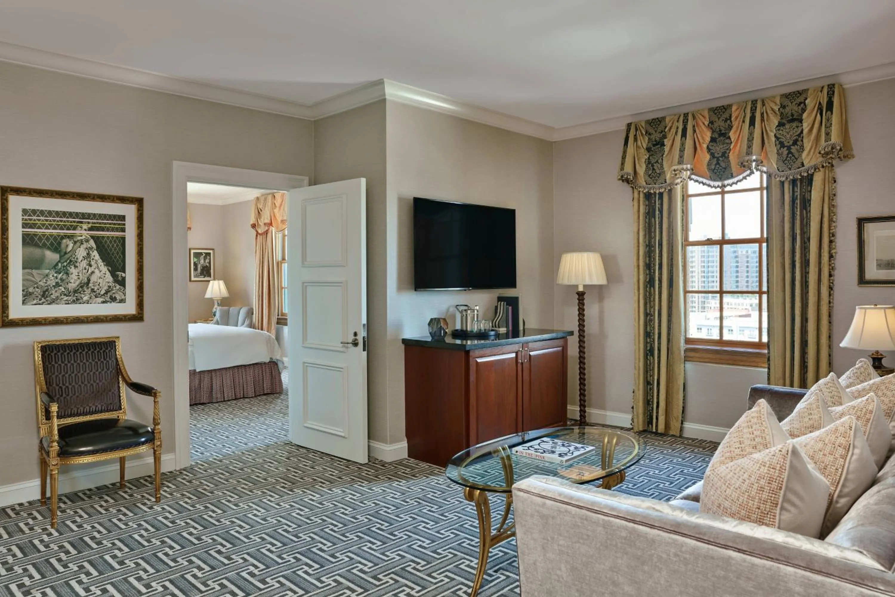 Living room, Bed in Le Meridien Dallas, The Stoneleigh