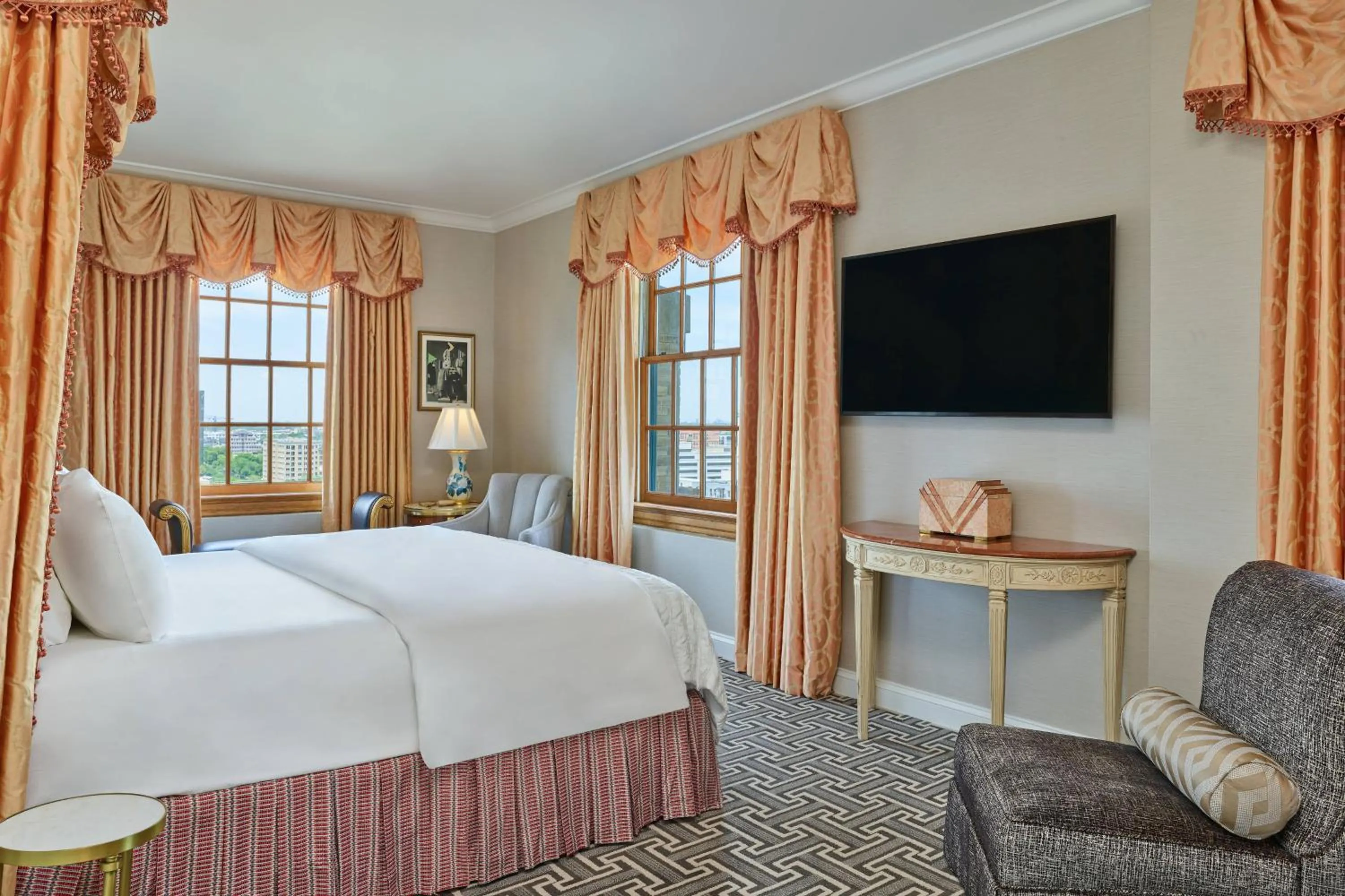 Photo of the whole room, Bed in Le Meridien Dallas, The Stoneleigh