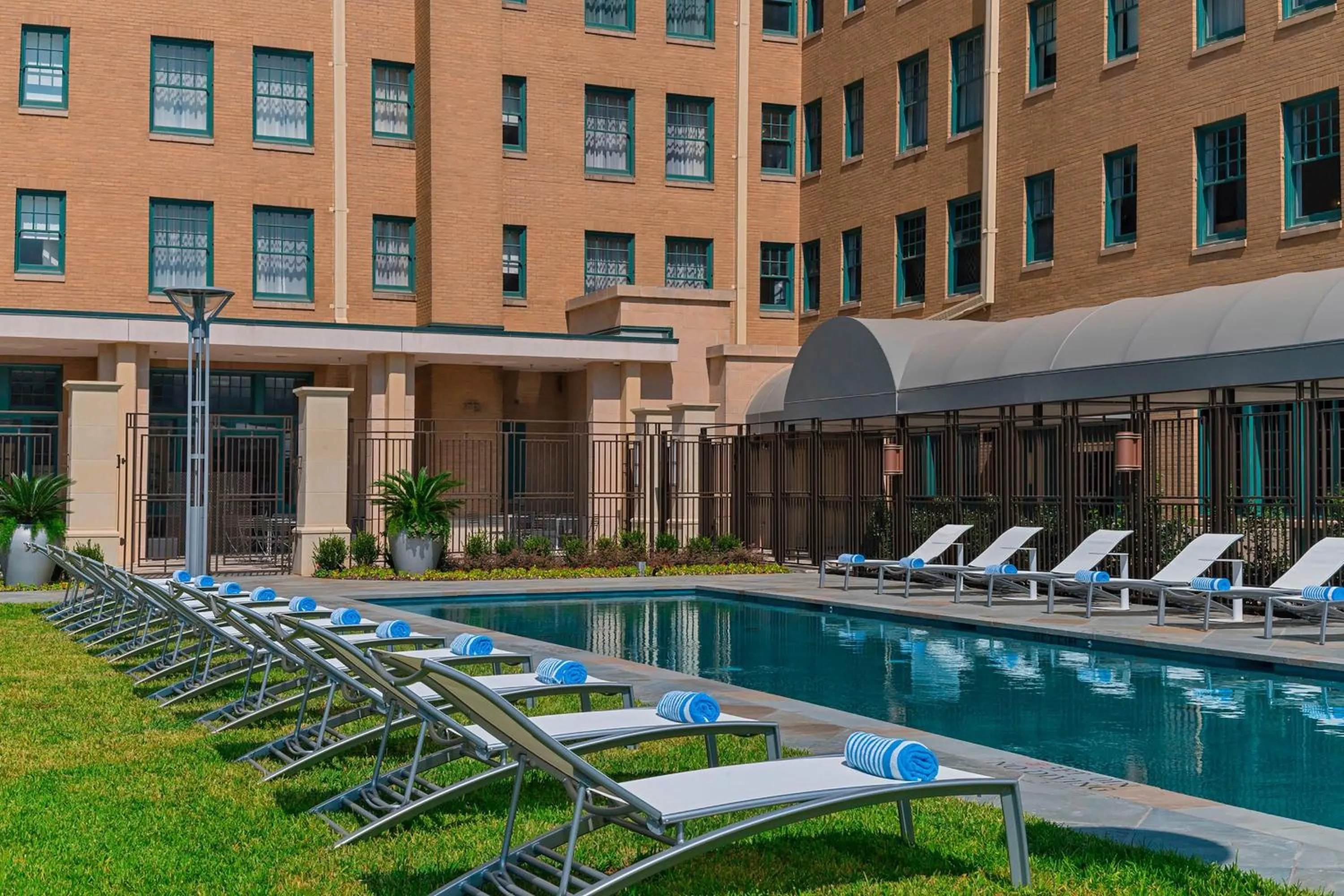 Swimming pool in Le Meridien Dallas, The Stoneleigh