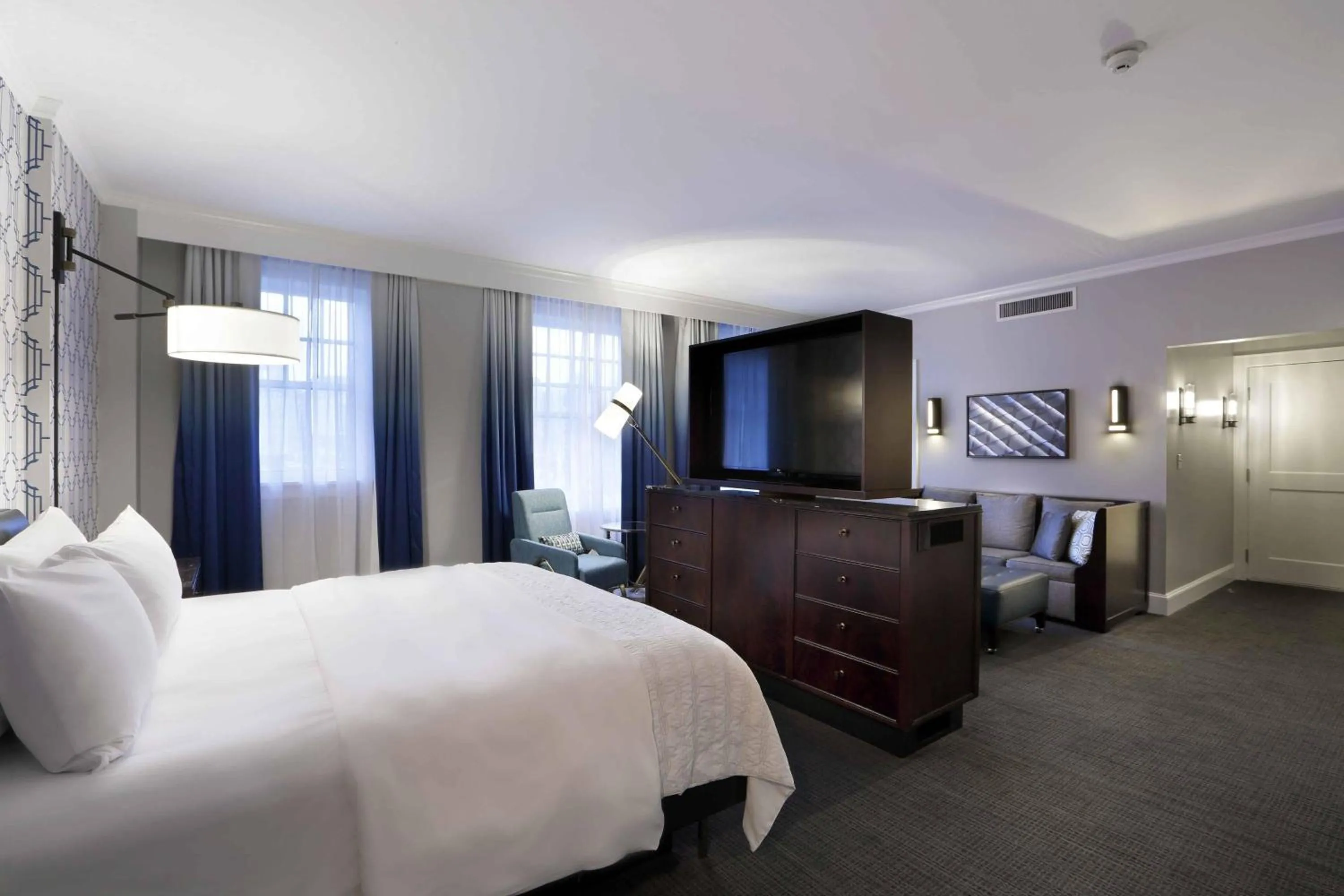 Photo of the whole room, Bed in Le Meridien Dallas, The Stoneleigh