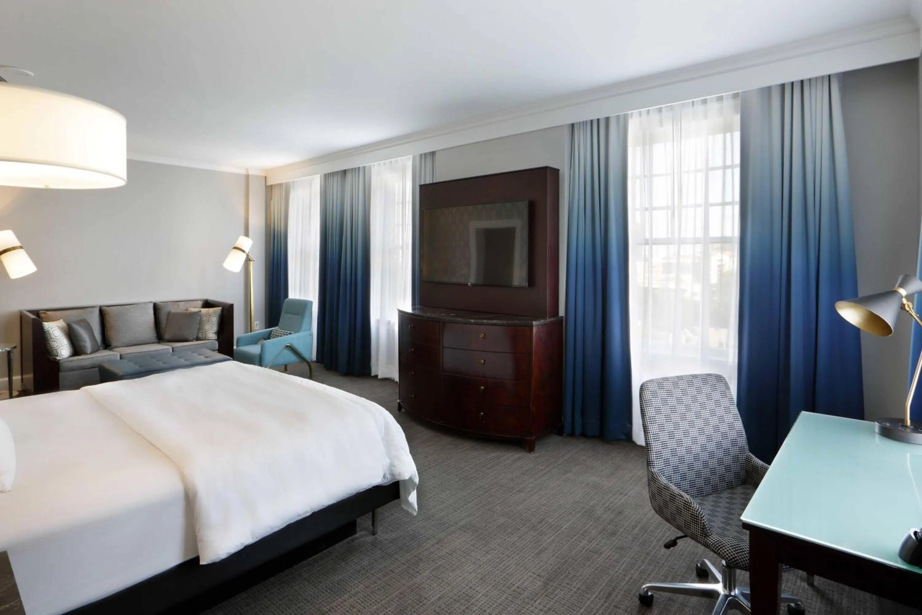 Photo of the whole room, Bed in Le Meridien Dallas, The Stoneleigh