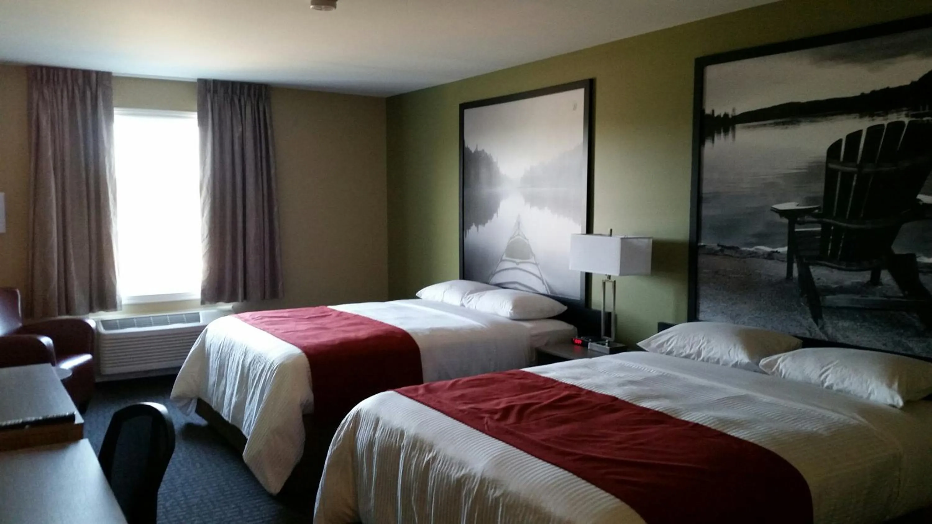 Photo of the whole room, Bed in Super 8 by Wyndham Mont Laurier