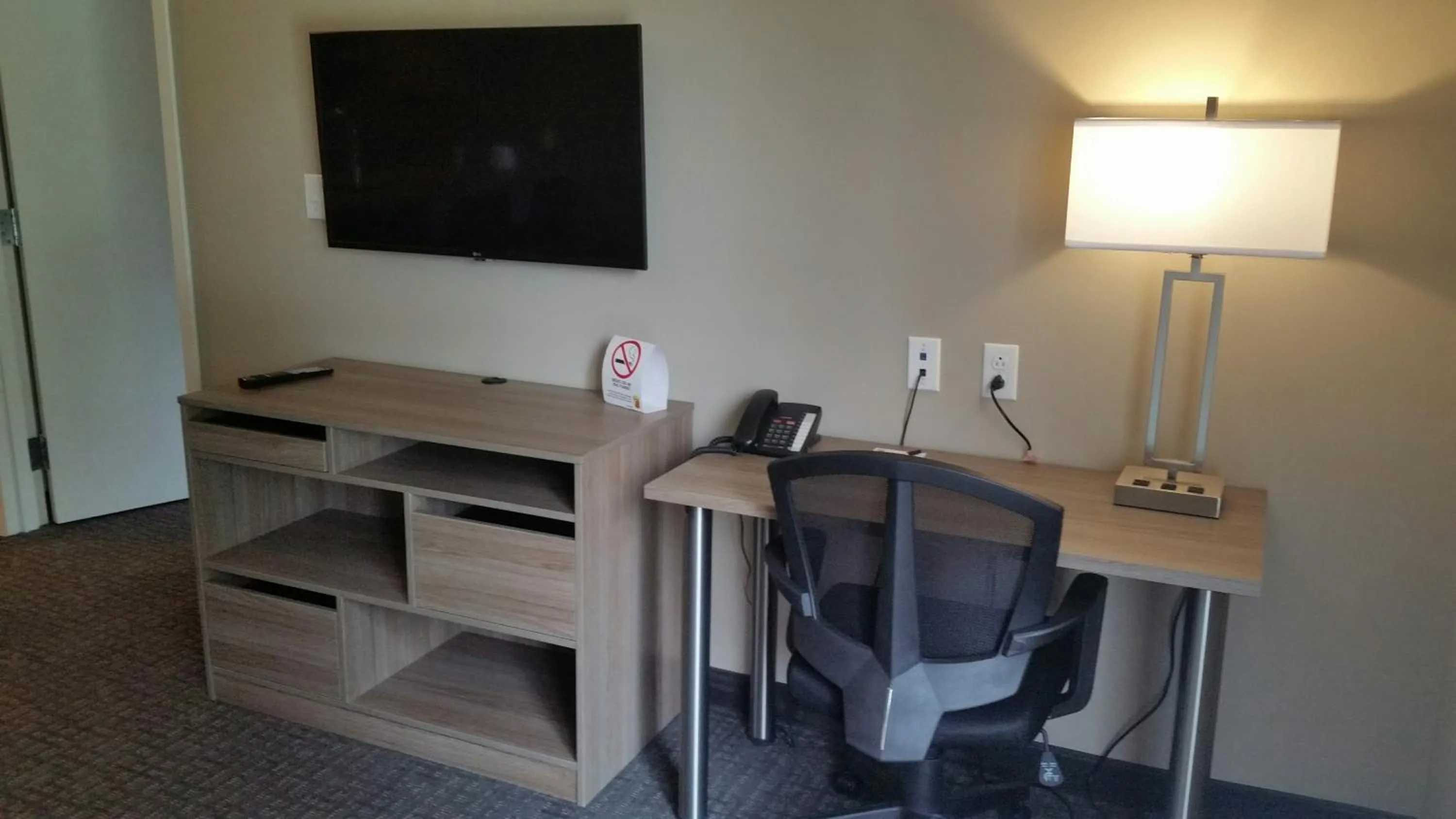 TV and multimedia in Super 8 by Wyndham Mont Laurier