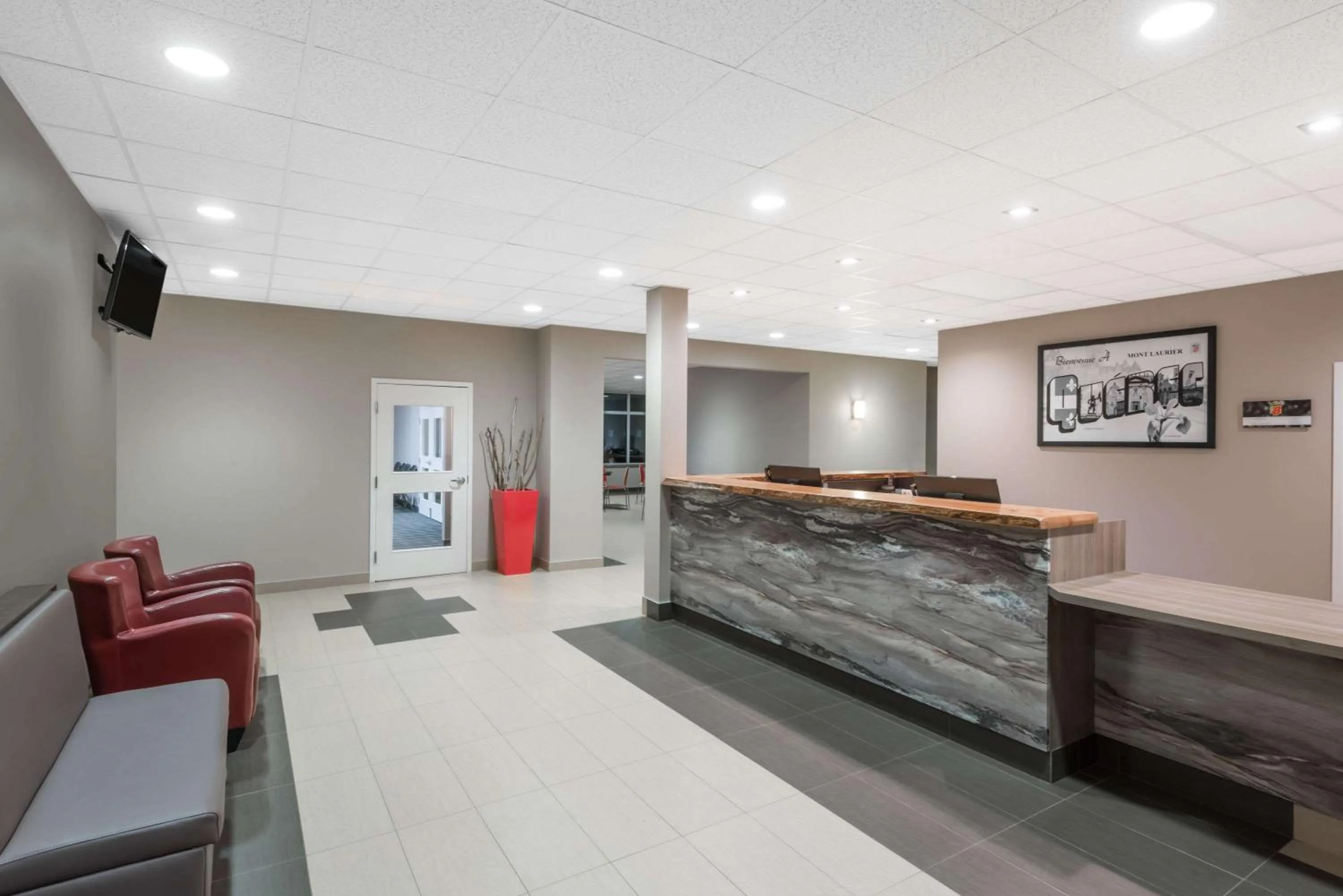 Lobby or reception in Super 8 by Wyndham Mont Laurier
