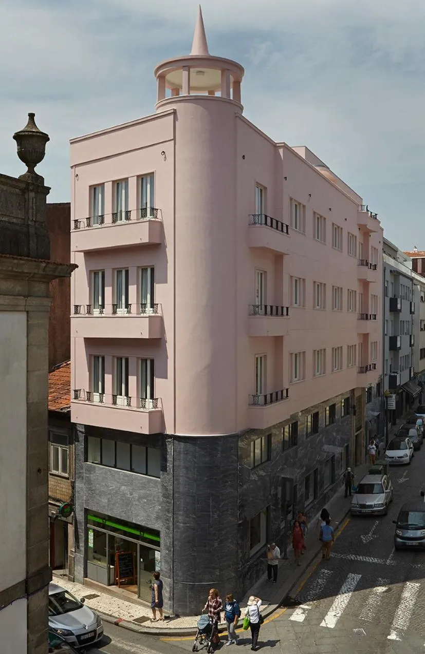 Property building in Casa Rosa