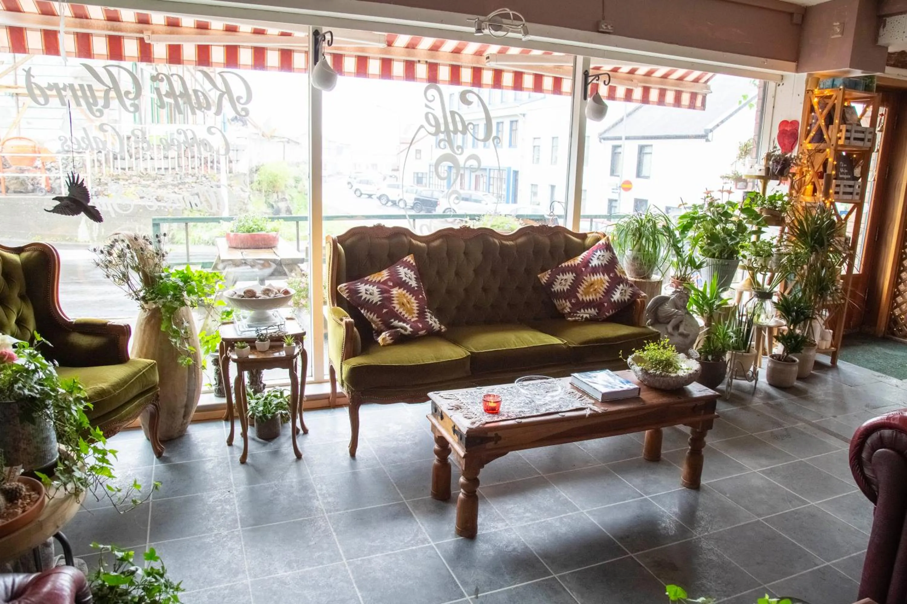 Restaurant/places to eat in Private and peaceful one bedroom apartments