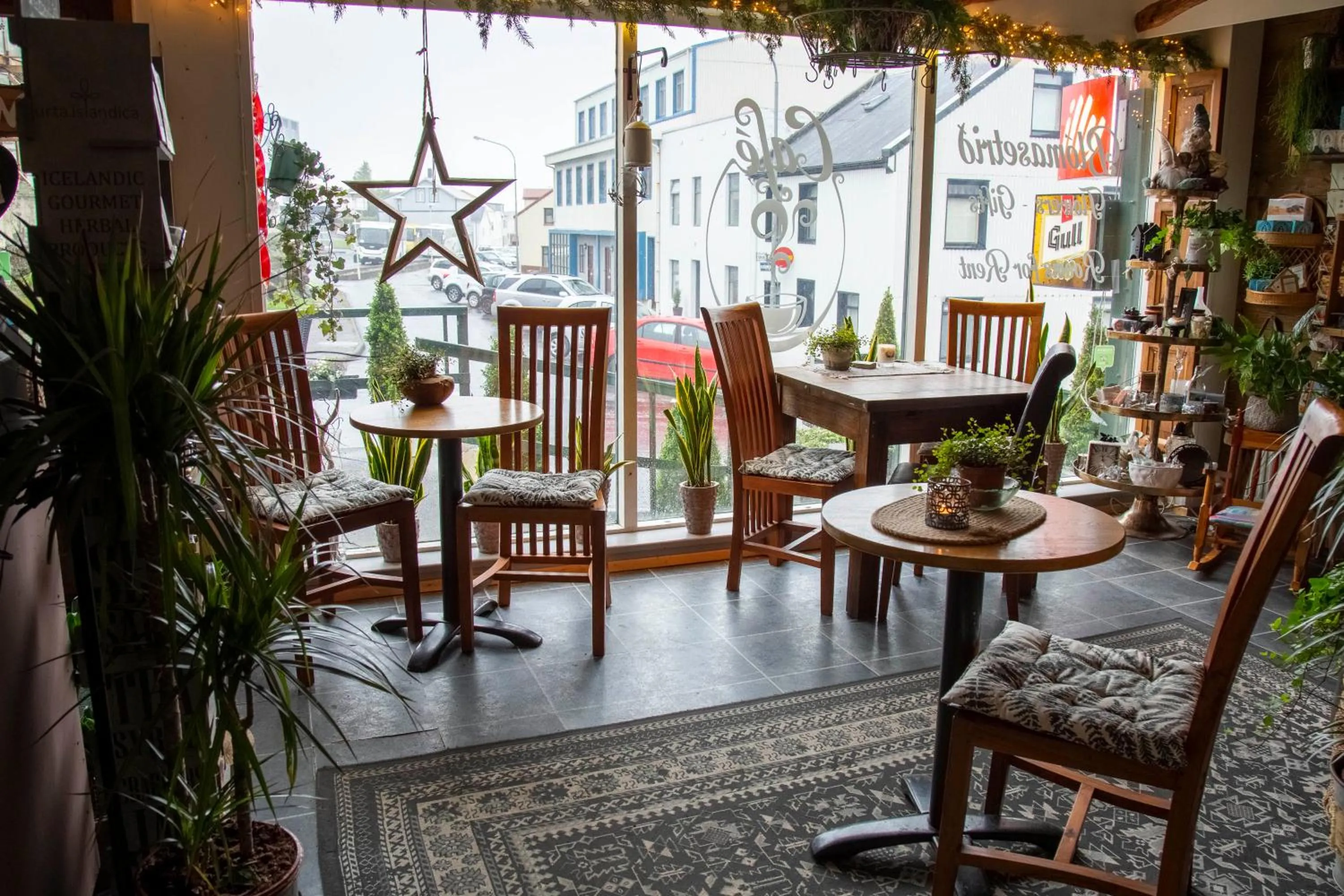 Restaurant/places to eat in Private and peaceful one bedroom apartments