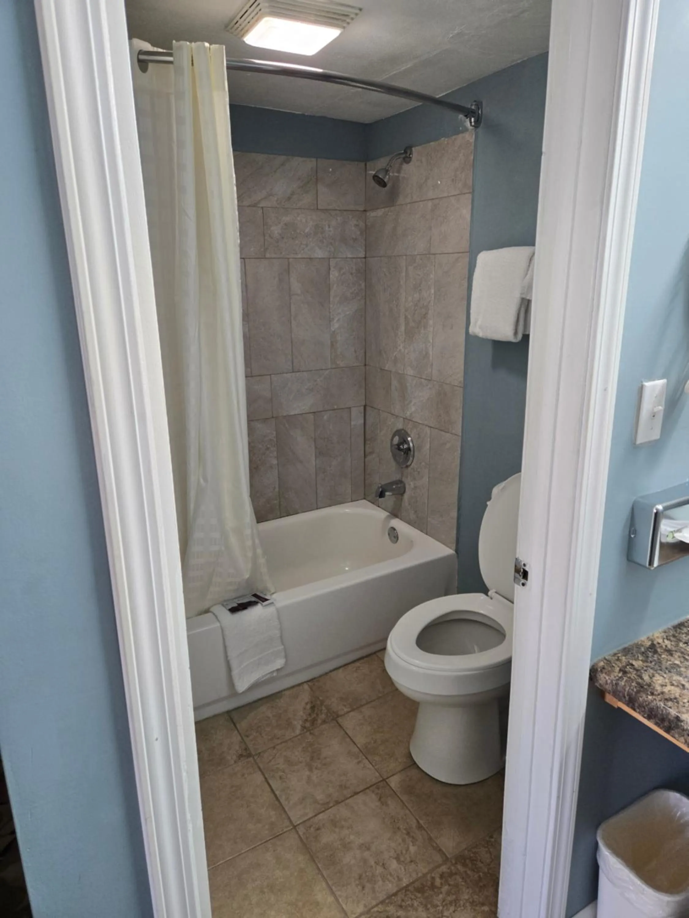 Bathroom in Plaza Inn Springfield