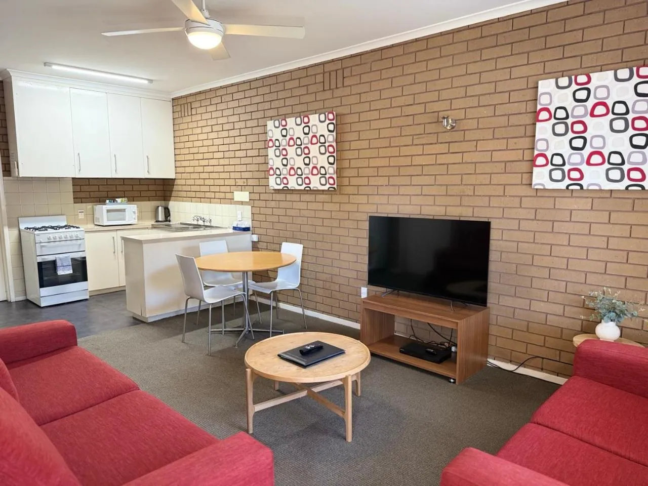 TV and multimedia in Parkview Motor Inn and Apartments