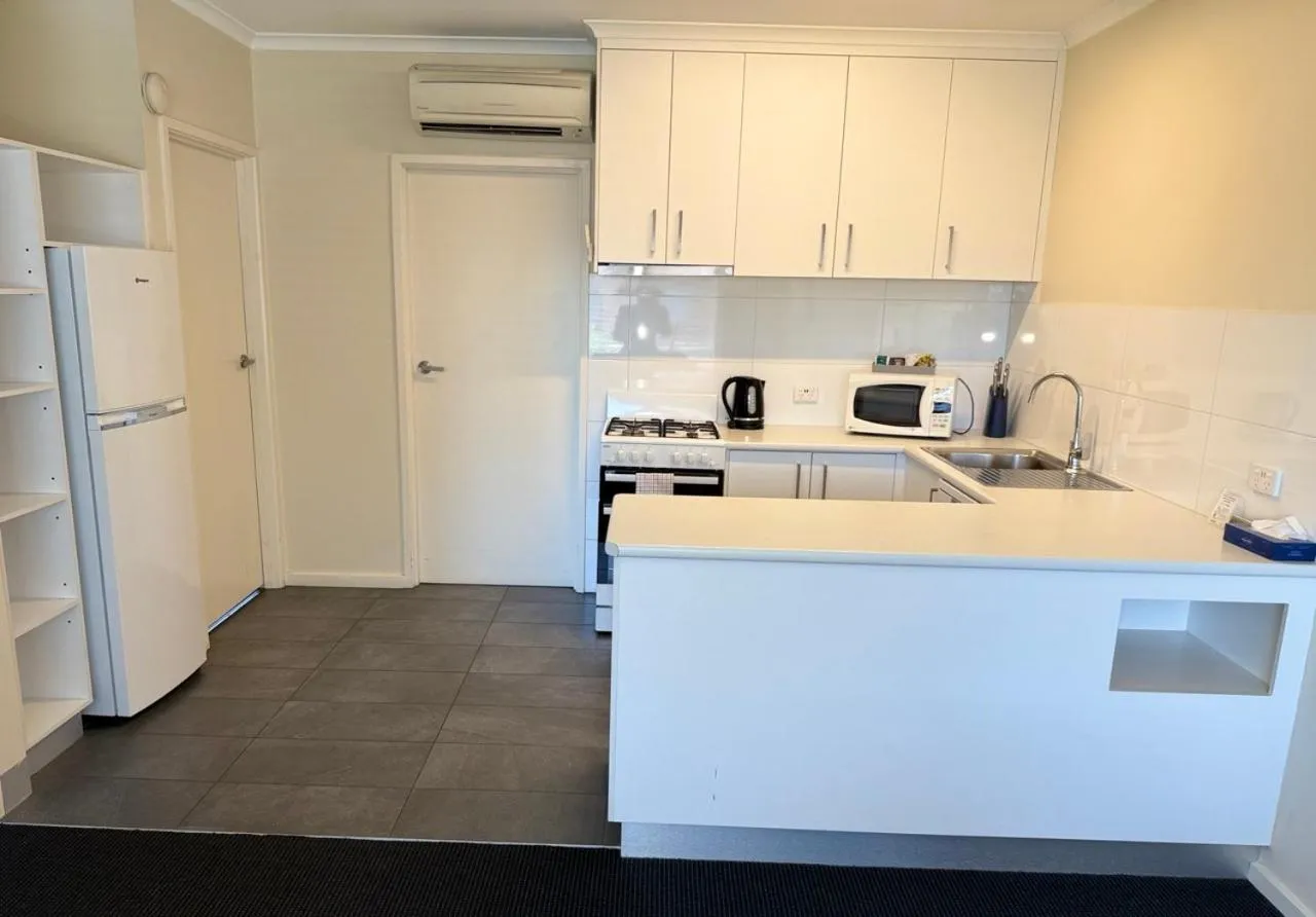 kitchen in Parkview Motor Inn and Apartments