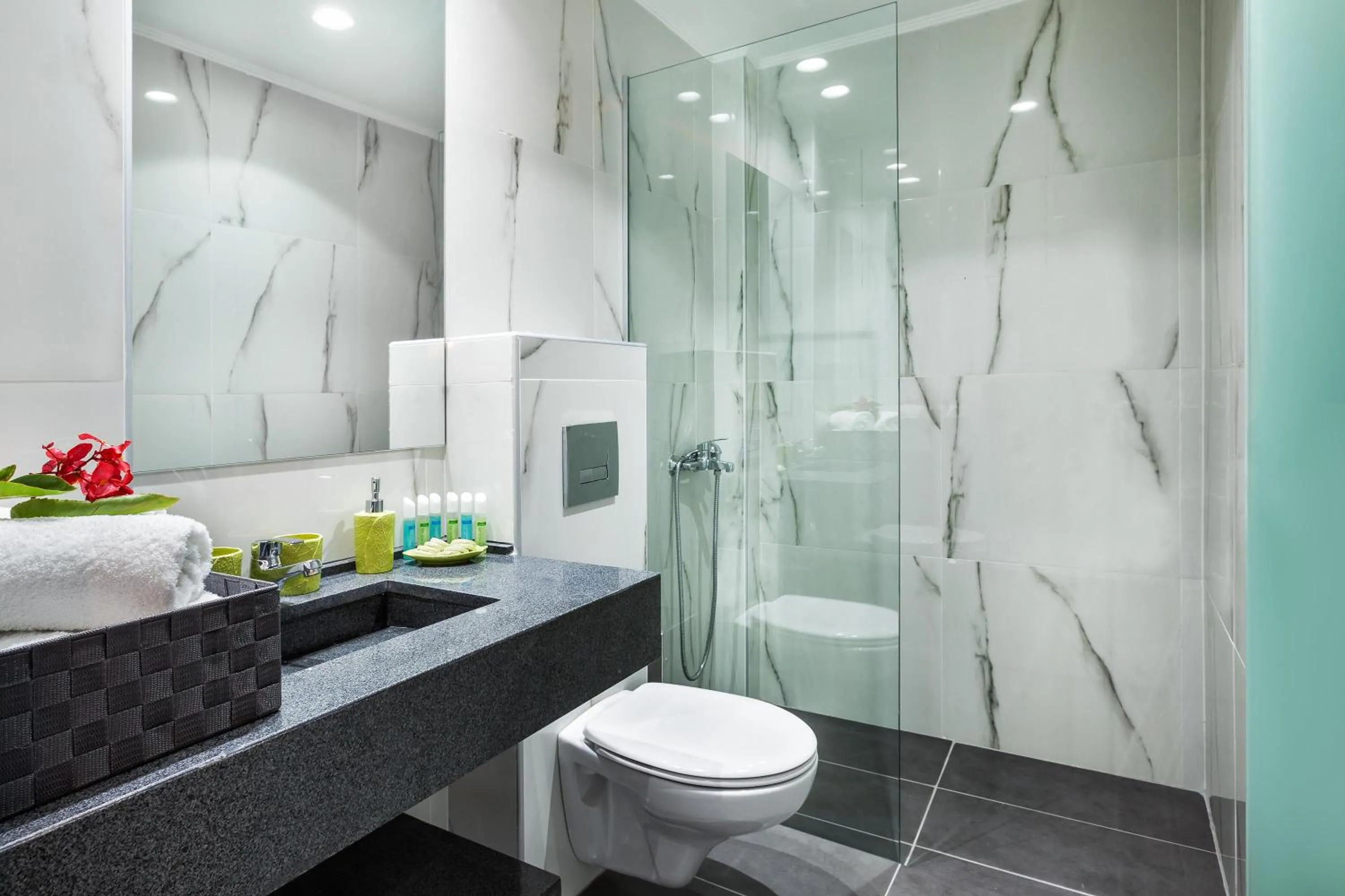 Shower in Nymphes Deluxe Accommodation Pefkochori