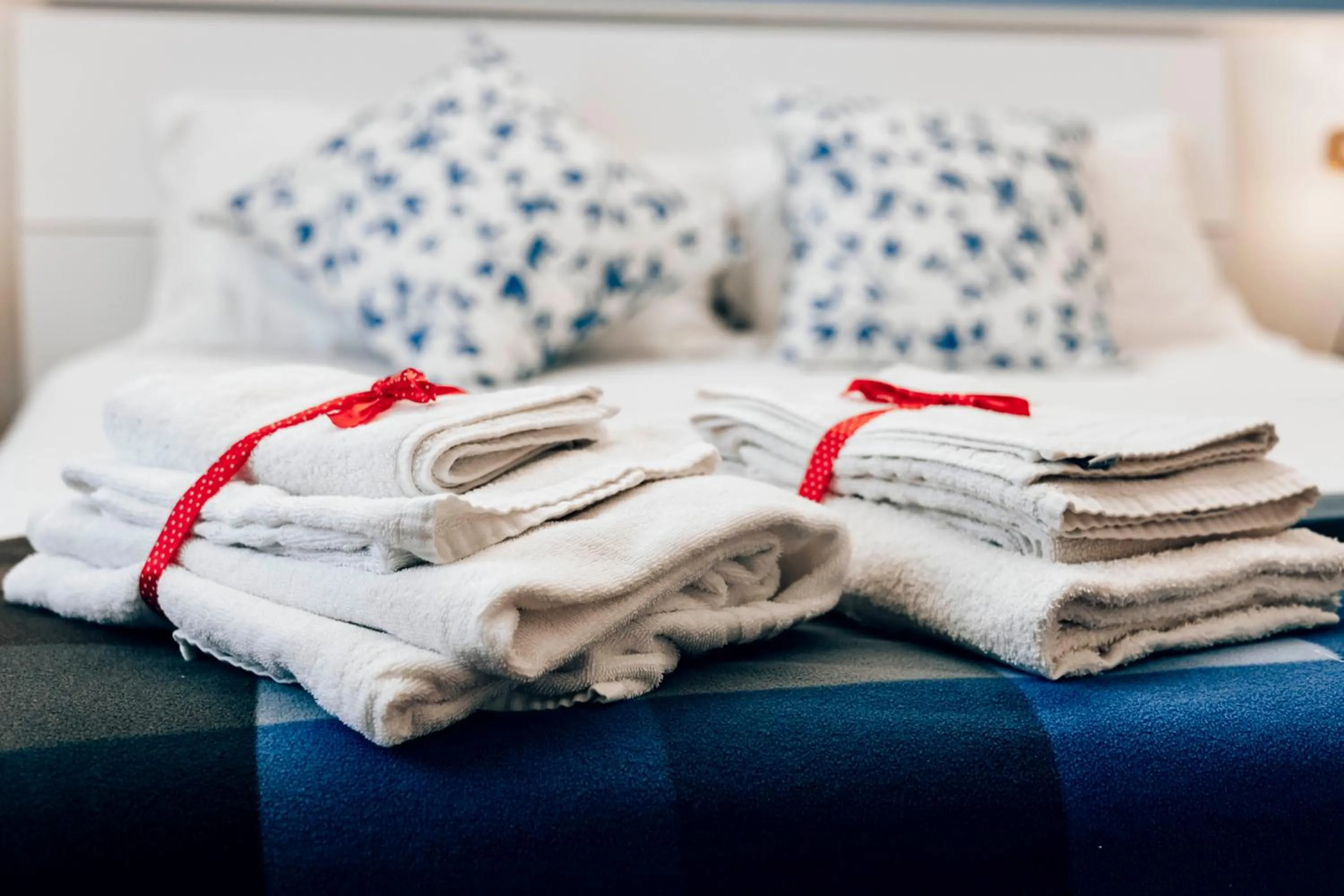 towels, Bed in La Casa Del Sole A Mergellina