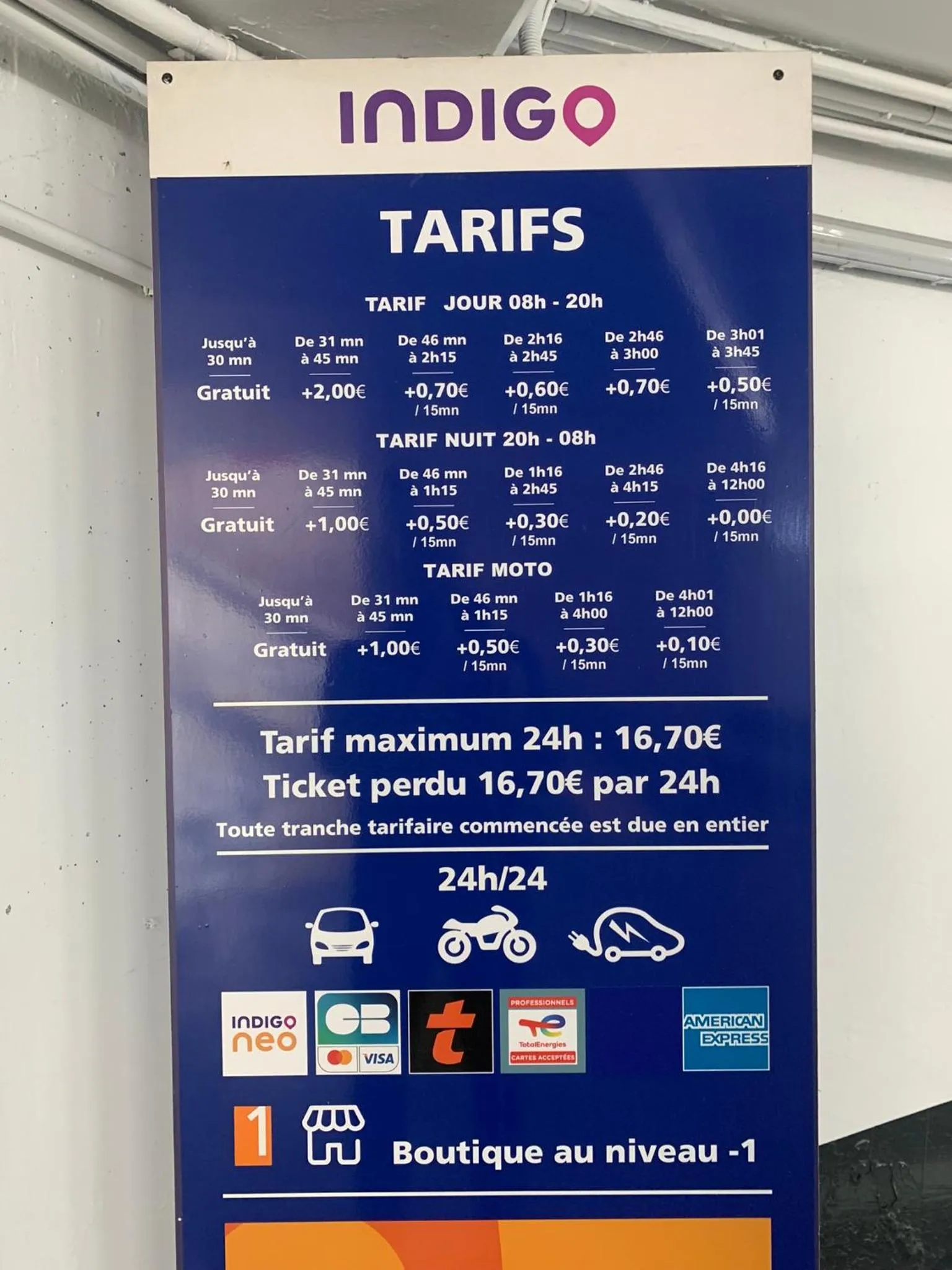 Parking in LE PANIER ENCHANTÉ - Suites & Loft - Terrasse et patio au dessus du Vieux Port