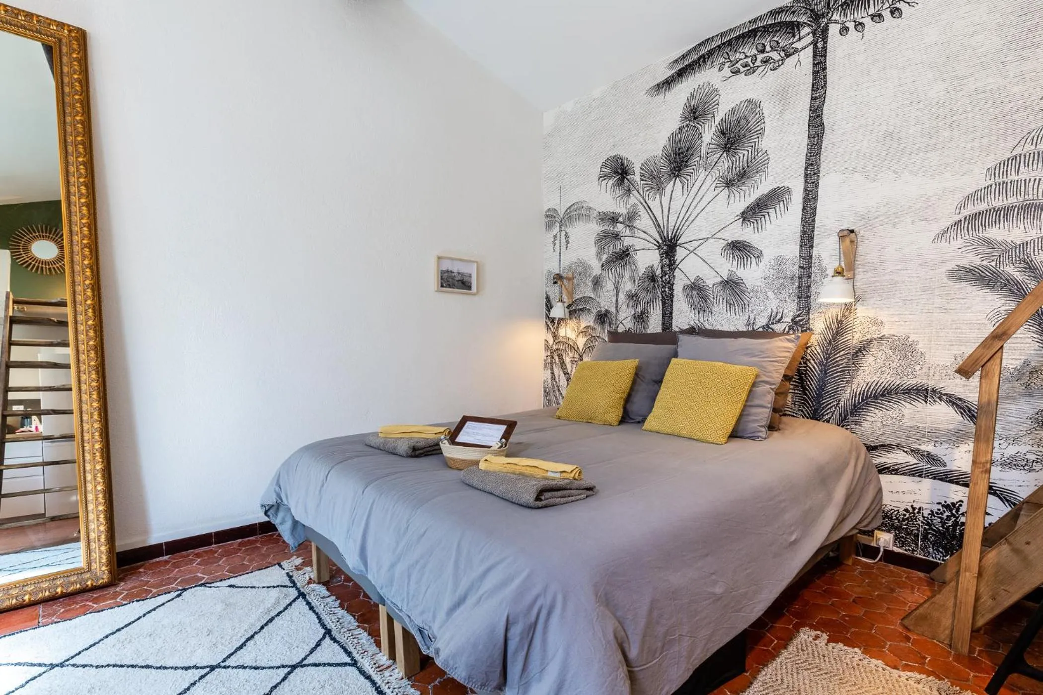 Bed in LE PANIER ENCHANTÉ - Suites & Loft - Terrasse et patio au dessus du Vieux Port