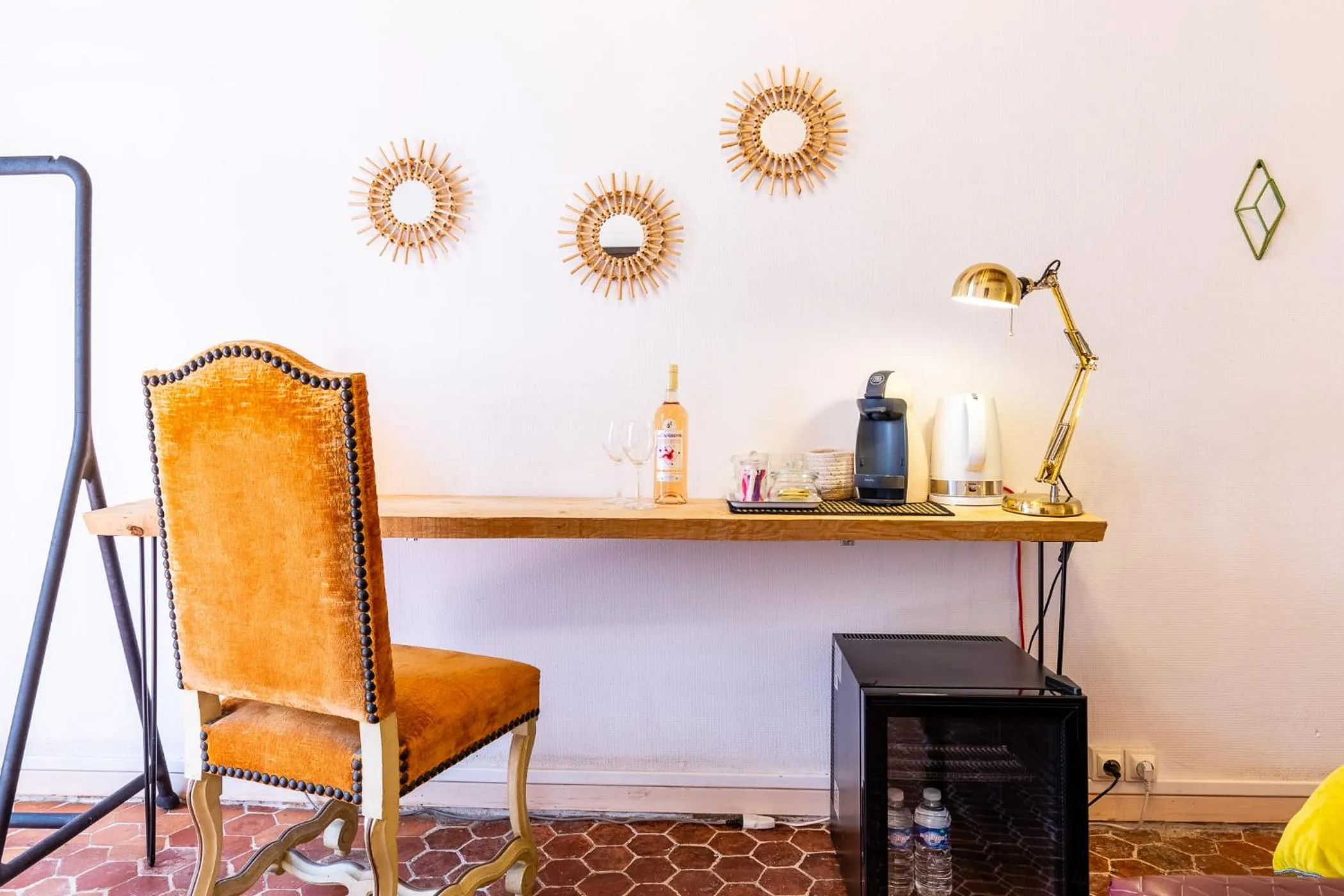 Coffee/tea facilities in LE PANIER ENCHANTÉ - Suites & Loft - Terrasse et patio au dessus du Vieux Port