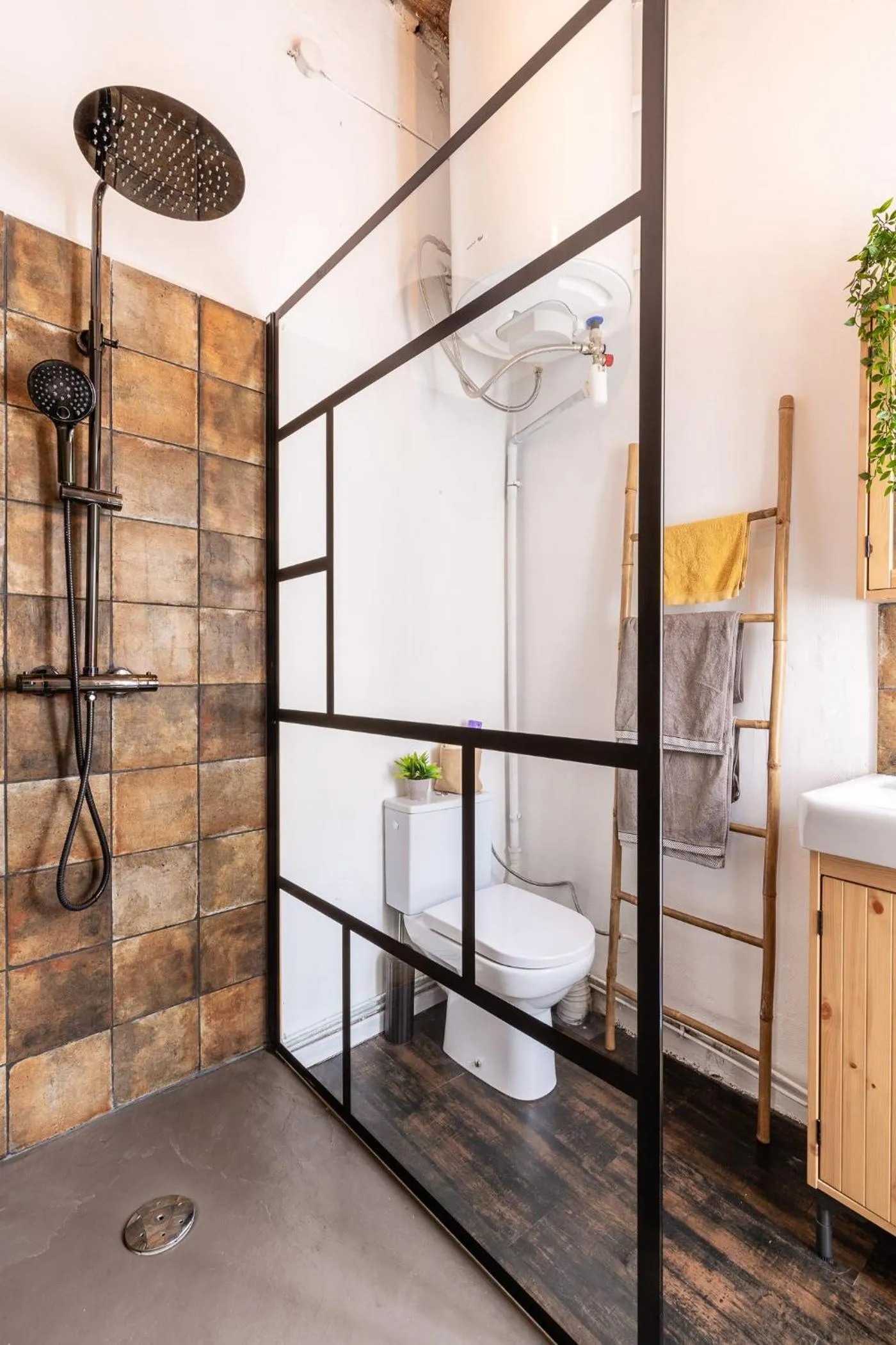 Shower in LE PANIER ENCHANTÉ - Suites & Loft - Terrasse et patio au dessus du Vieux Port