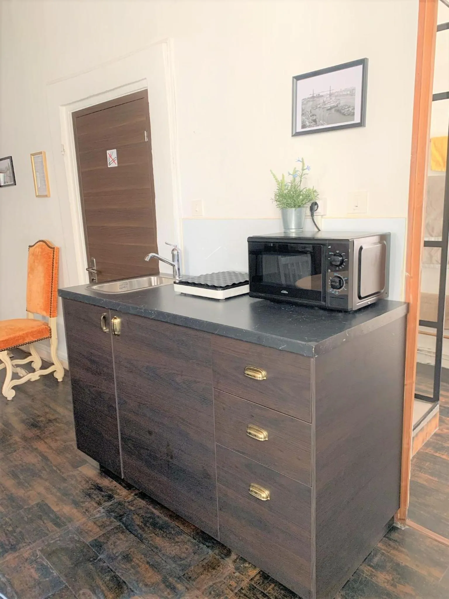 Kitchen or kitchenette in LE PANIER ENCHANTÉ - Suites & Loft - Terrasse et patio au dessus du Vieux Port