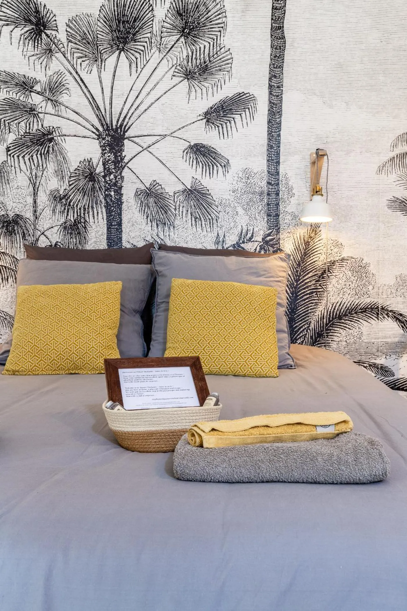 Bed in LE PANIER ENCHANTÉ - Suites & Loft - Terrasse et patio au dessus du Vieux Port